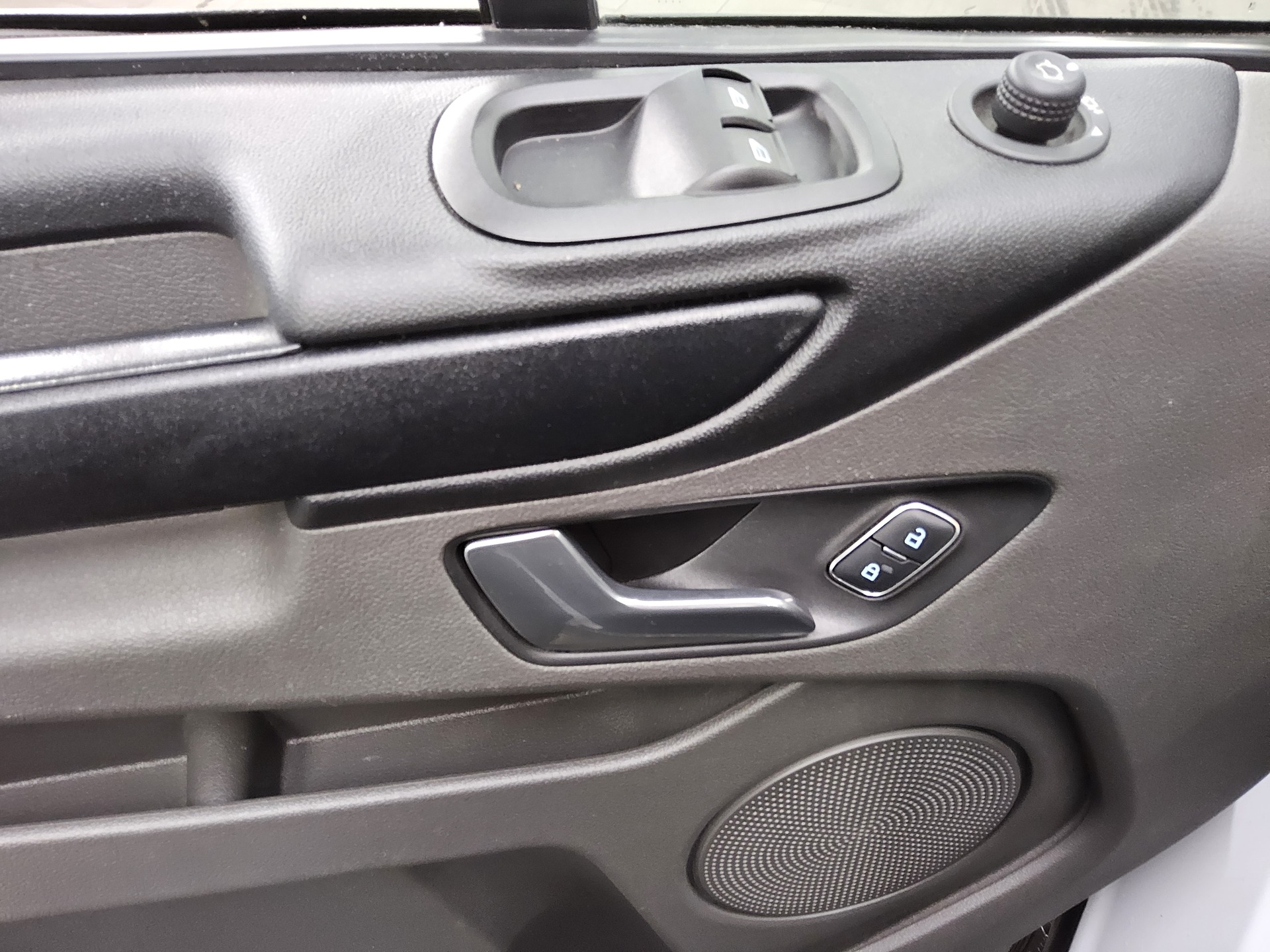 Ford Transit Custom 2.0 EB Trend L2 8-Sitze Navi PDC 9