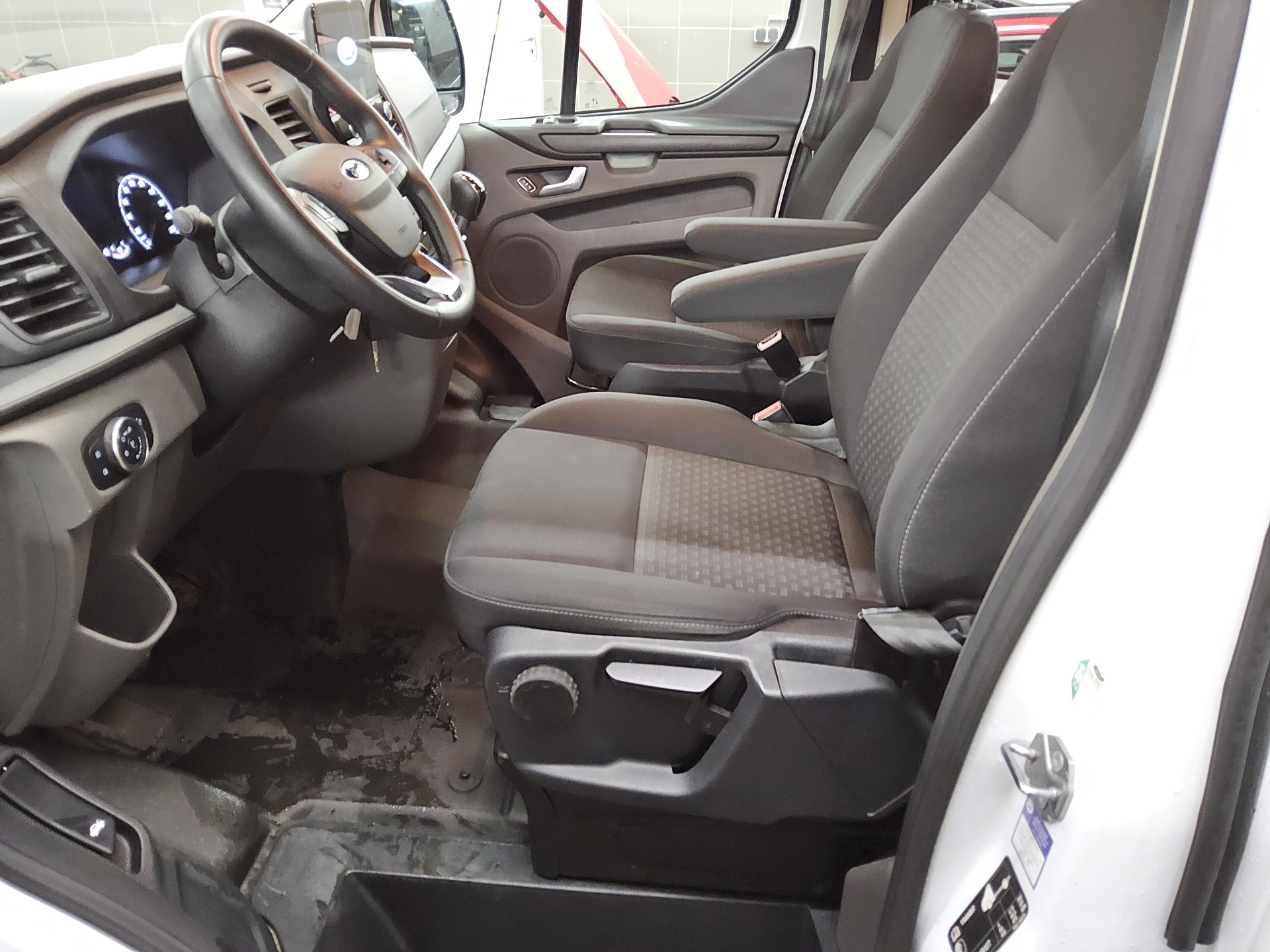 Ford Transit Custom 2.0 EB Trend L2 8-Sitze Navi PDC 8