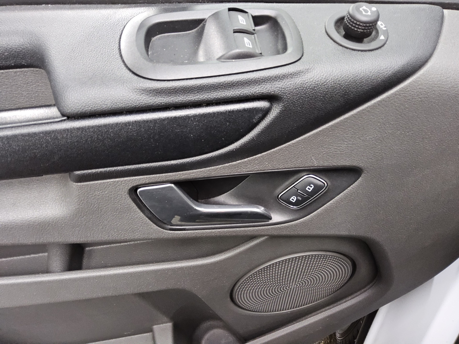 Ford Transit Custom 2.0 EB Trend L2 8-Sitze Navi PDC 9