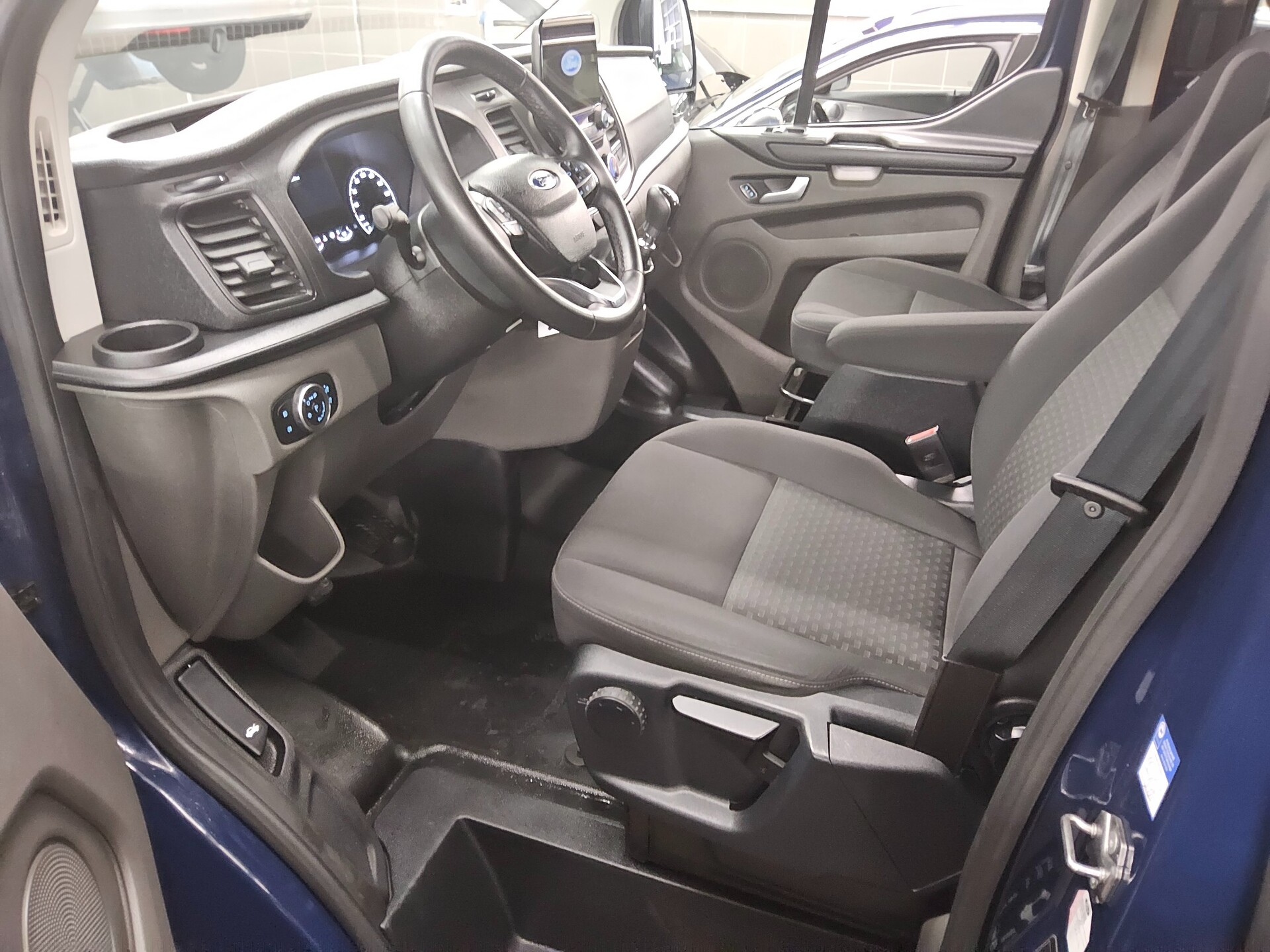 Ford Transit Custom 2.0 EB L2 Trend 8-Sitze Navi PDC 8