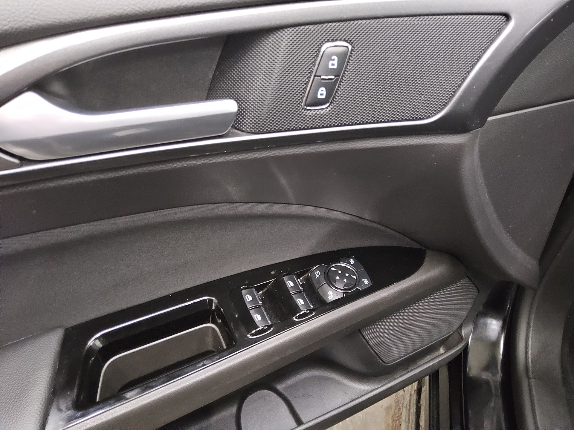 Ford Mondeo Turnier 2.0 EB Titanium Navi AHK RfK PDC 9