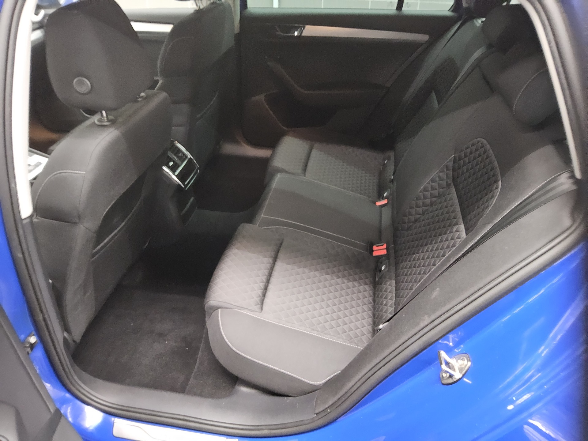 Skoda Superb Kombi 2.0 TDI Ambition Navi LED vc AHK 13