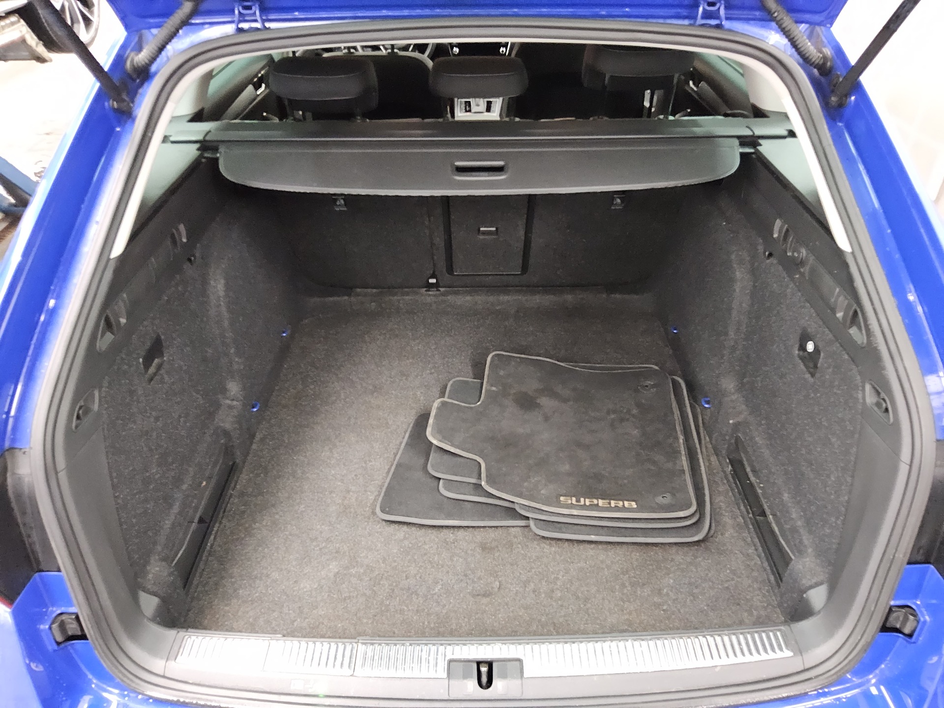 Skoda Superb Kombi 2.0 TDI Ambition Navi LED vc AHK 12