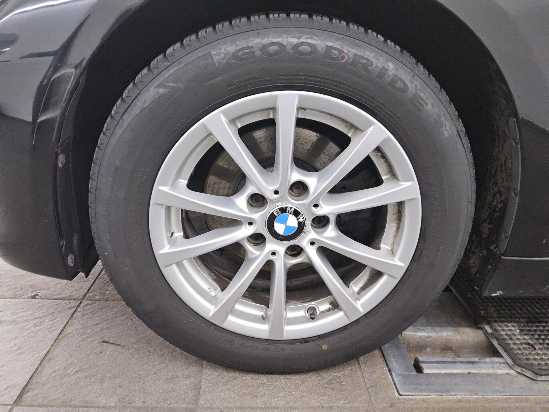 BMW 318d Touring Navi PDC SHZ 10