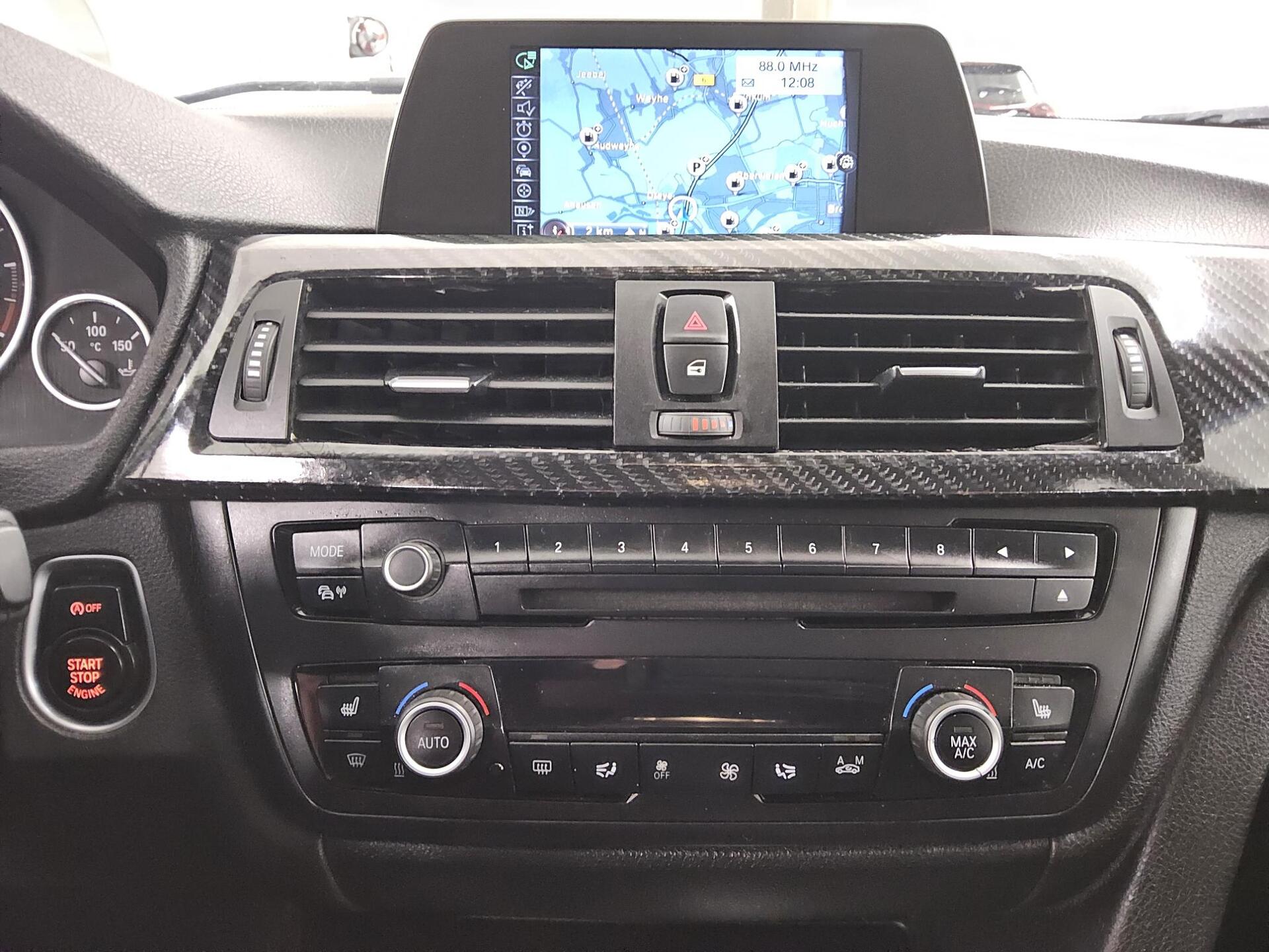 BMW 318d Touring Navi PDC SHZ 7