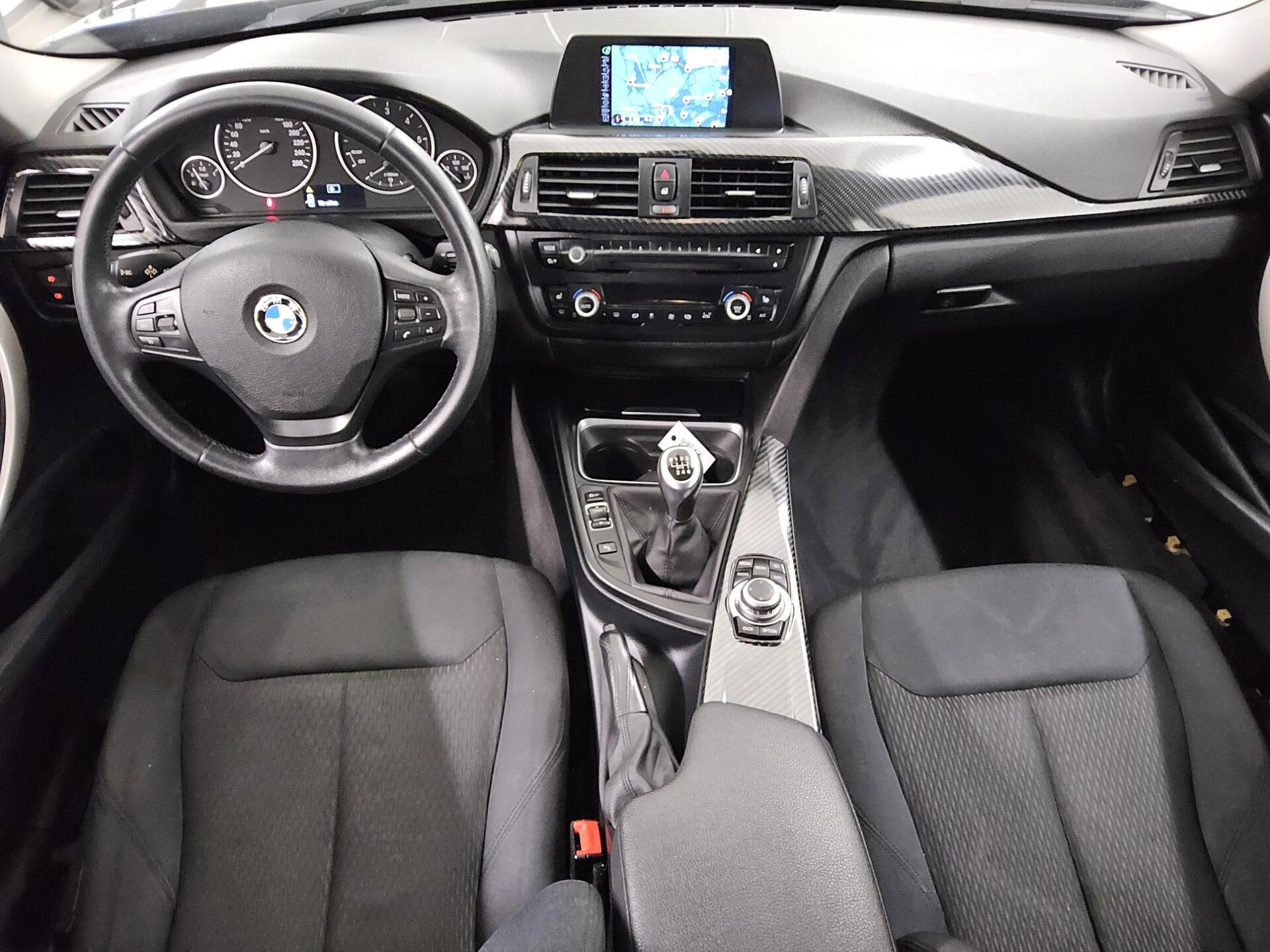 BMW 318d Touring Navi PDC SHZ 5