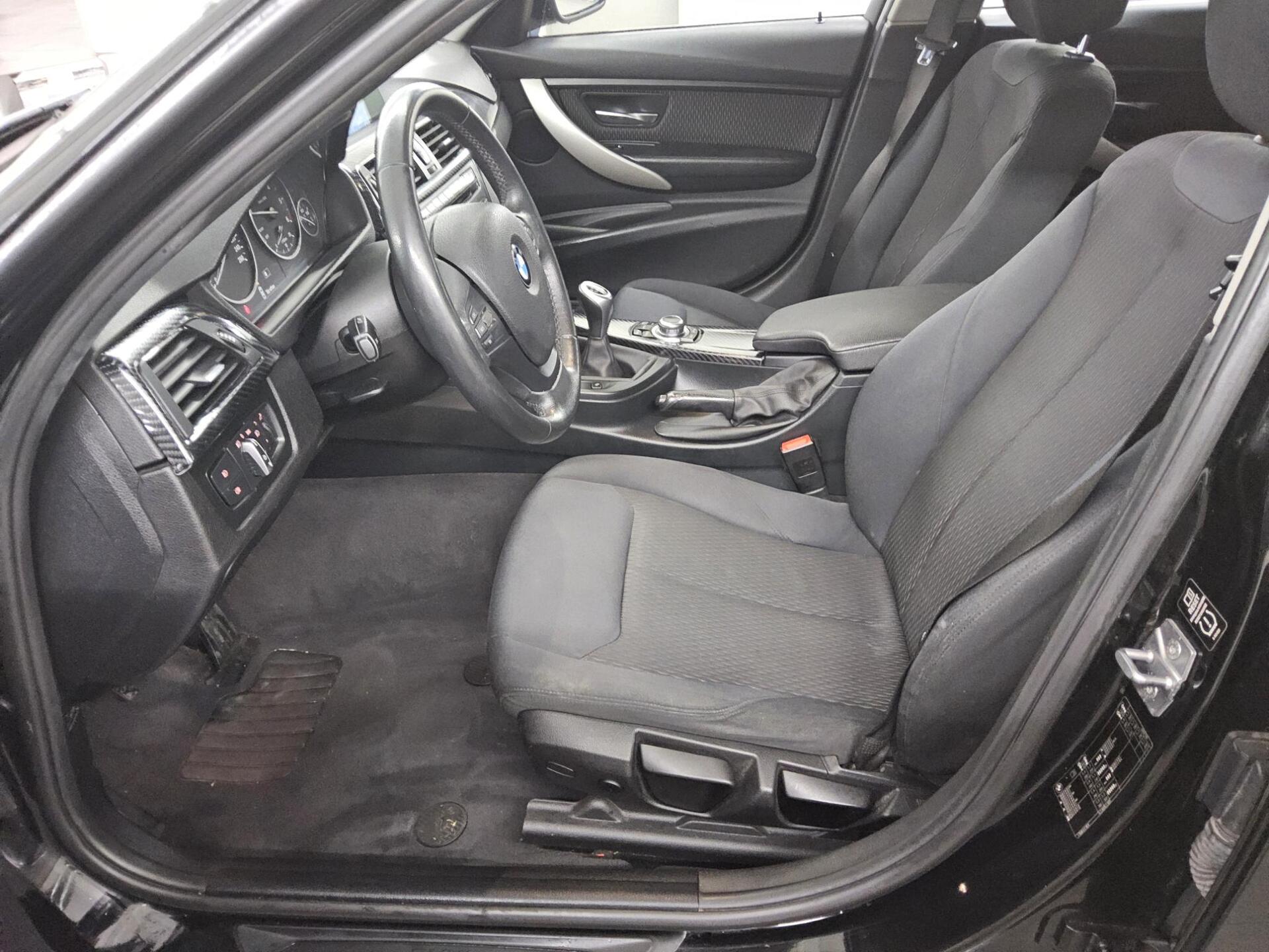 BMW 318d Touring Navi PDC SHZ 8