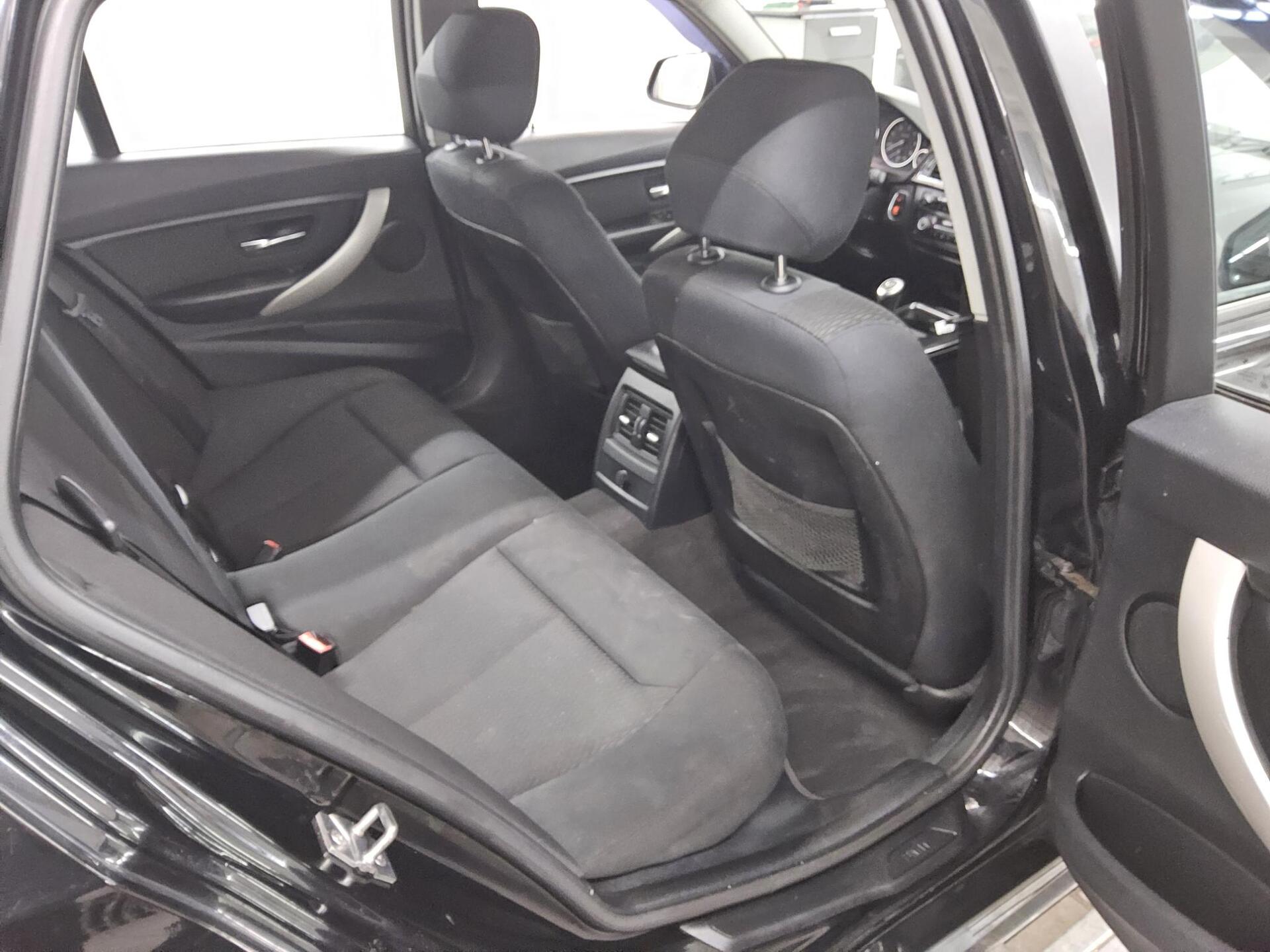 BMW 318d Touring Navi PDC SHZ 13