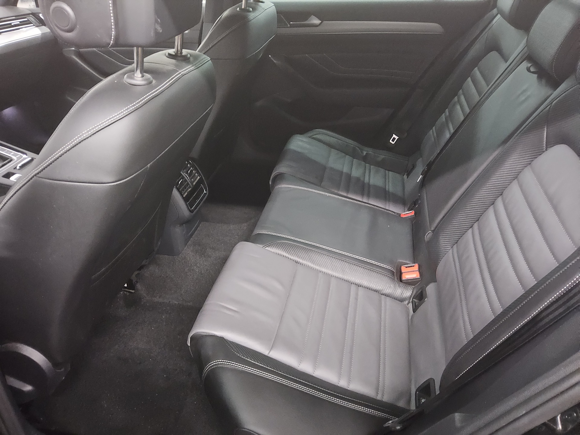 Volkswagen Passat Var. 2.0 TDI R-Line Navi Matrix AHK H/K 13