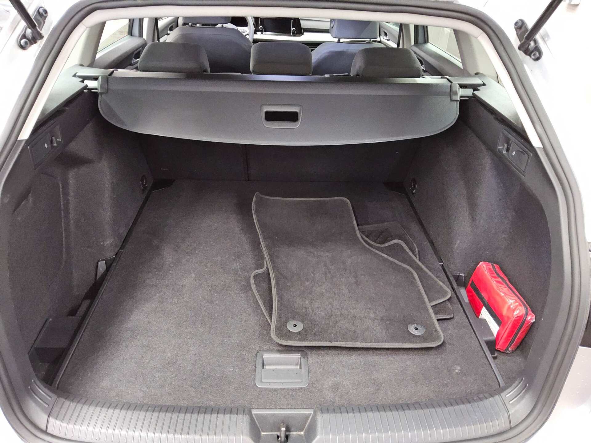 Volkswagen Golf-8 Var. 2.0 TDI LED AID 12