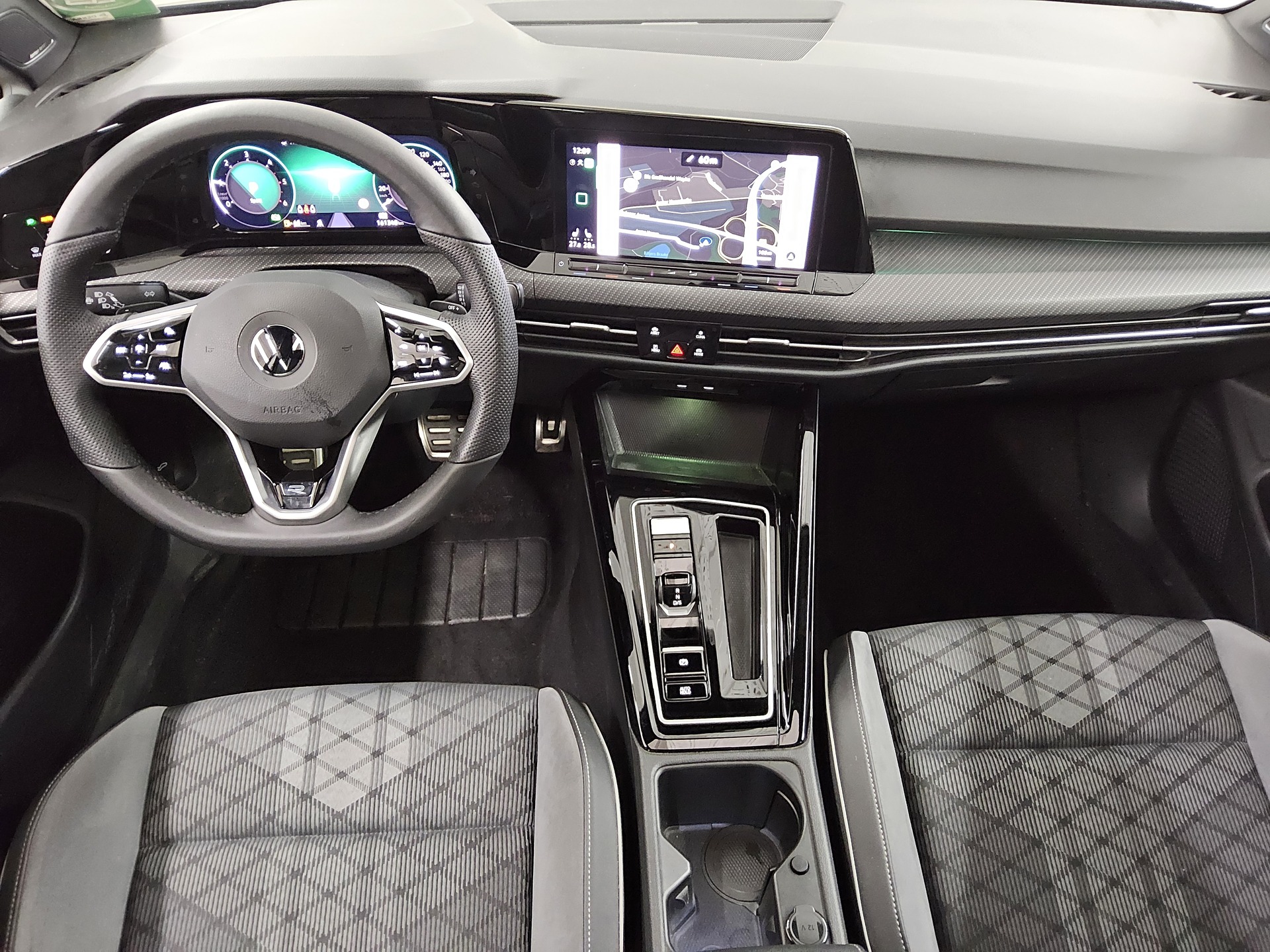 Volkswagen Golf-8 Var. 2.0 TDI R-Line Navi LED DC Pano H/K 5