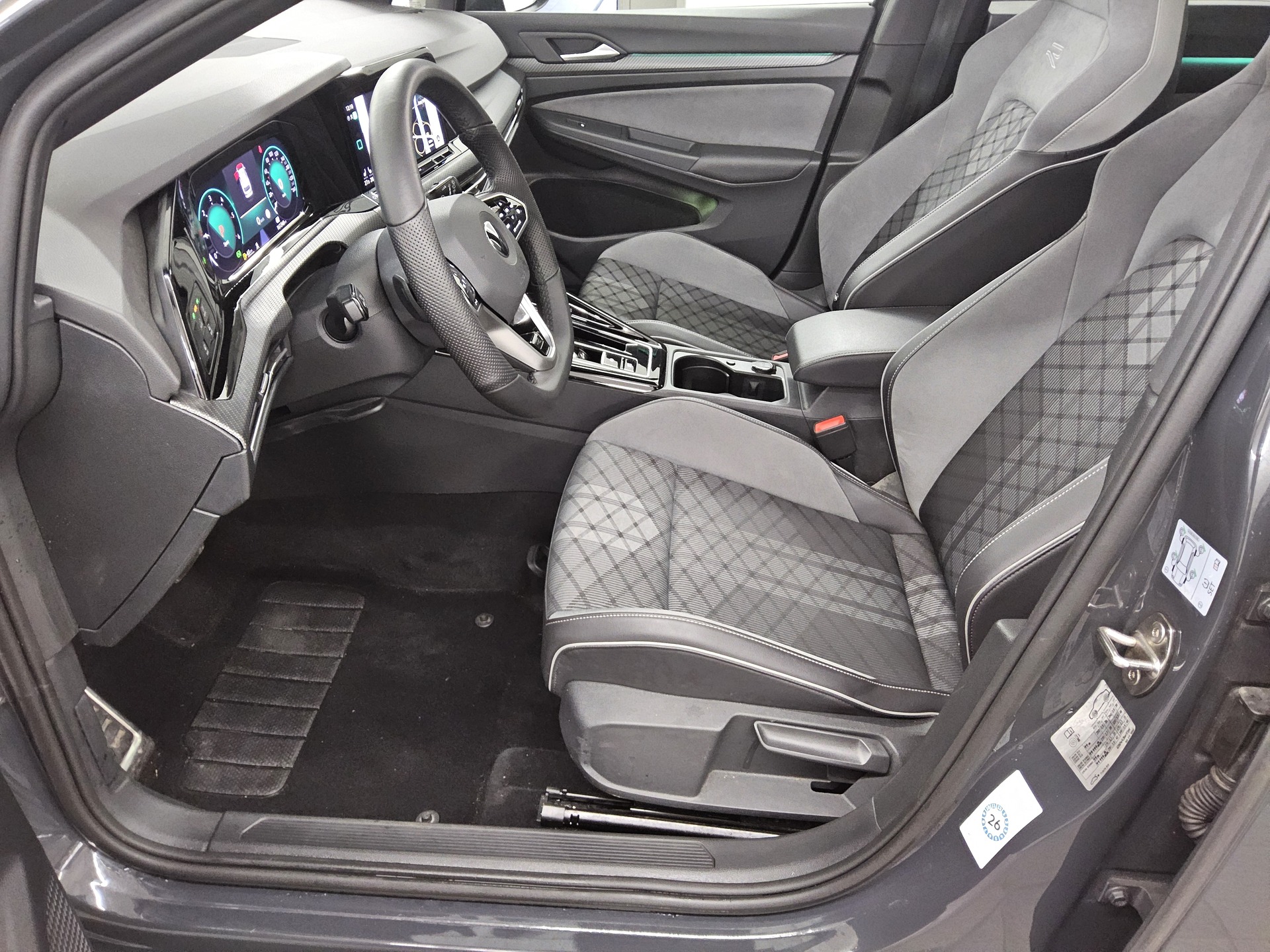 Volkswagen Golf-8 Var. 2.0 TDI R-Line Navi LED DC Pano H/K 9