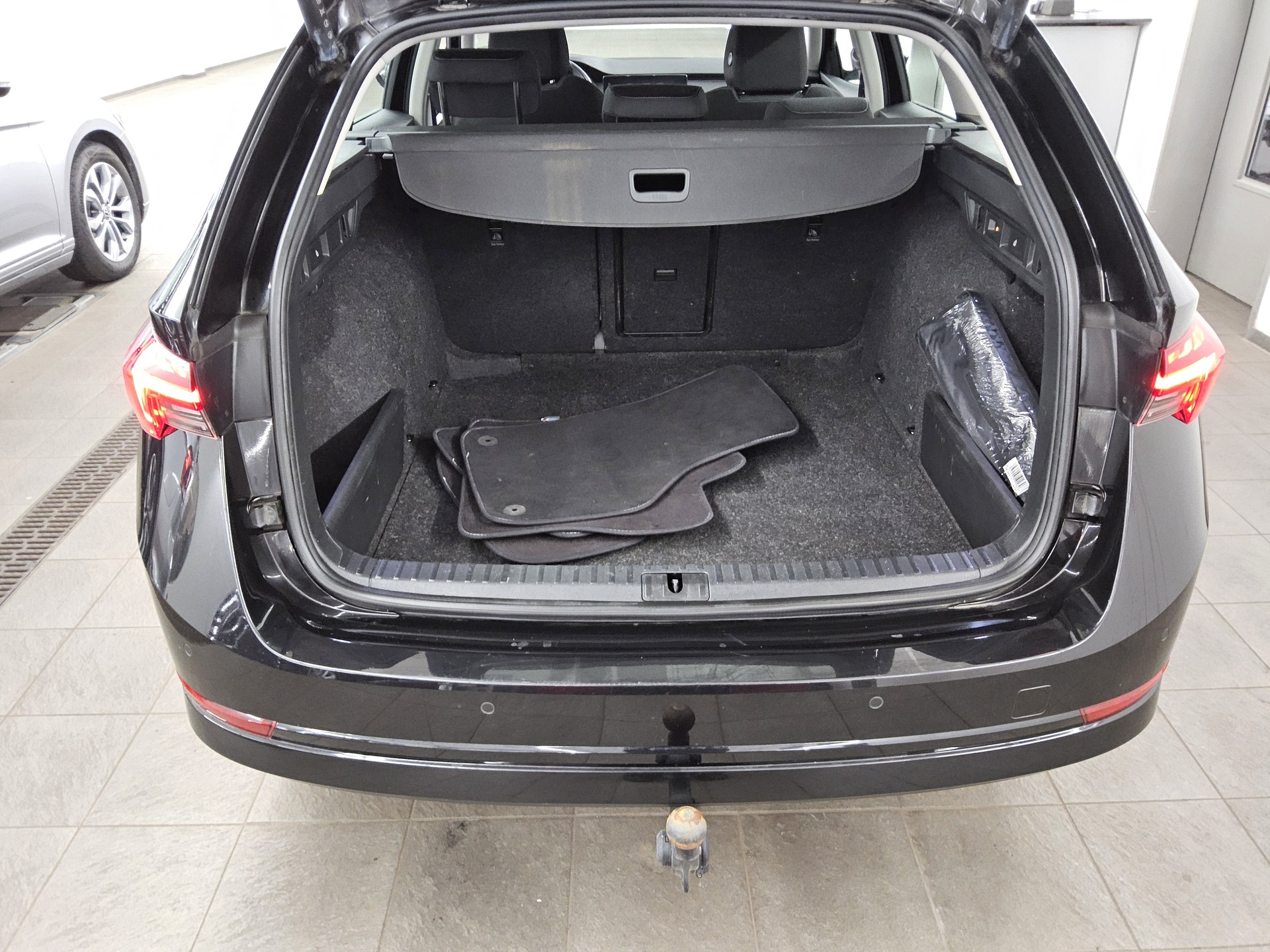 Skoda Octavia Kombi 2.0 TDI Style Navi LED vc HuD AHK 12