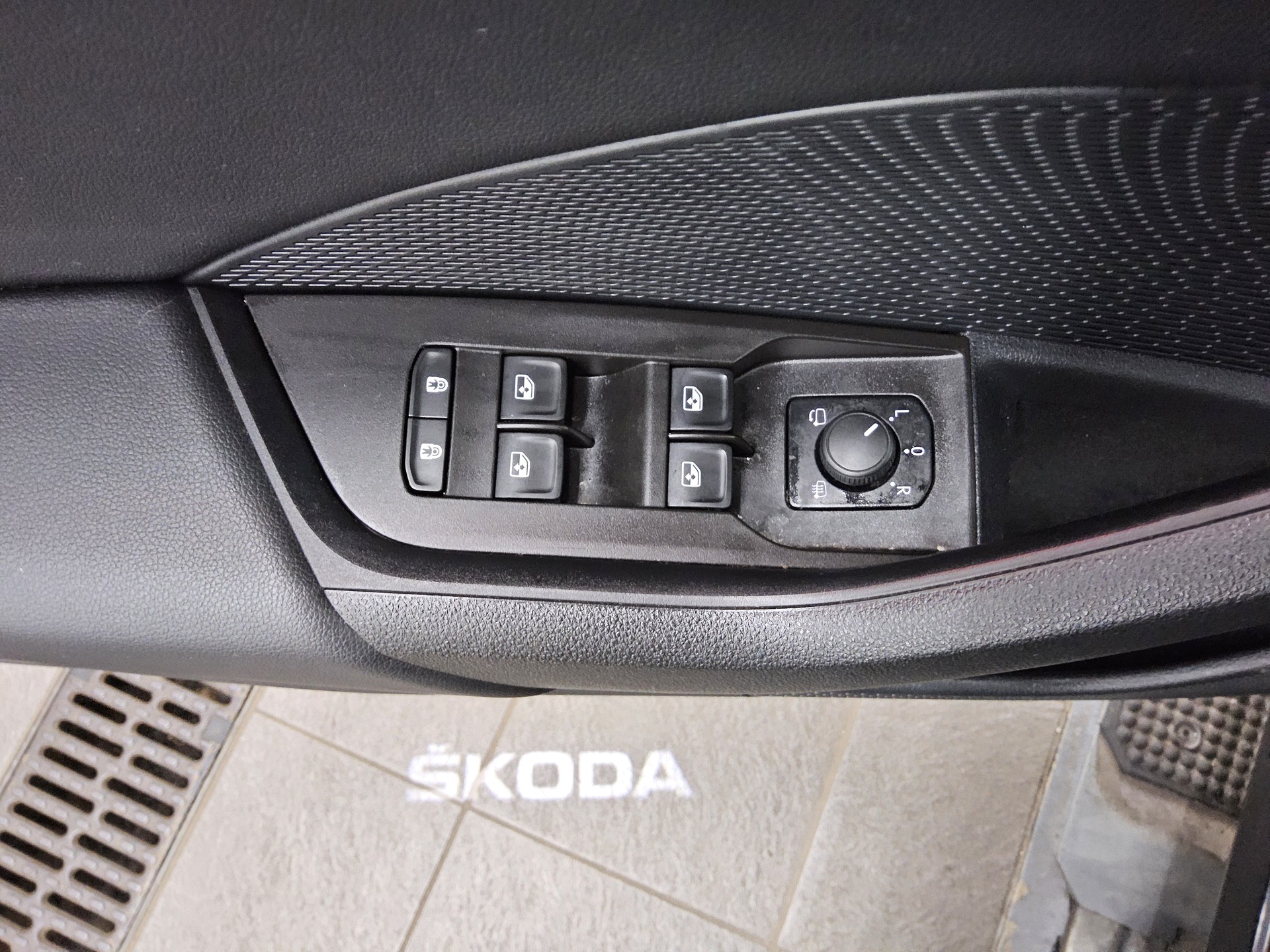 Skoda Octavia Kombi 2.0 TDI Style Navi LED vc HuD AHK 10