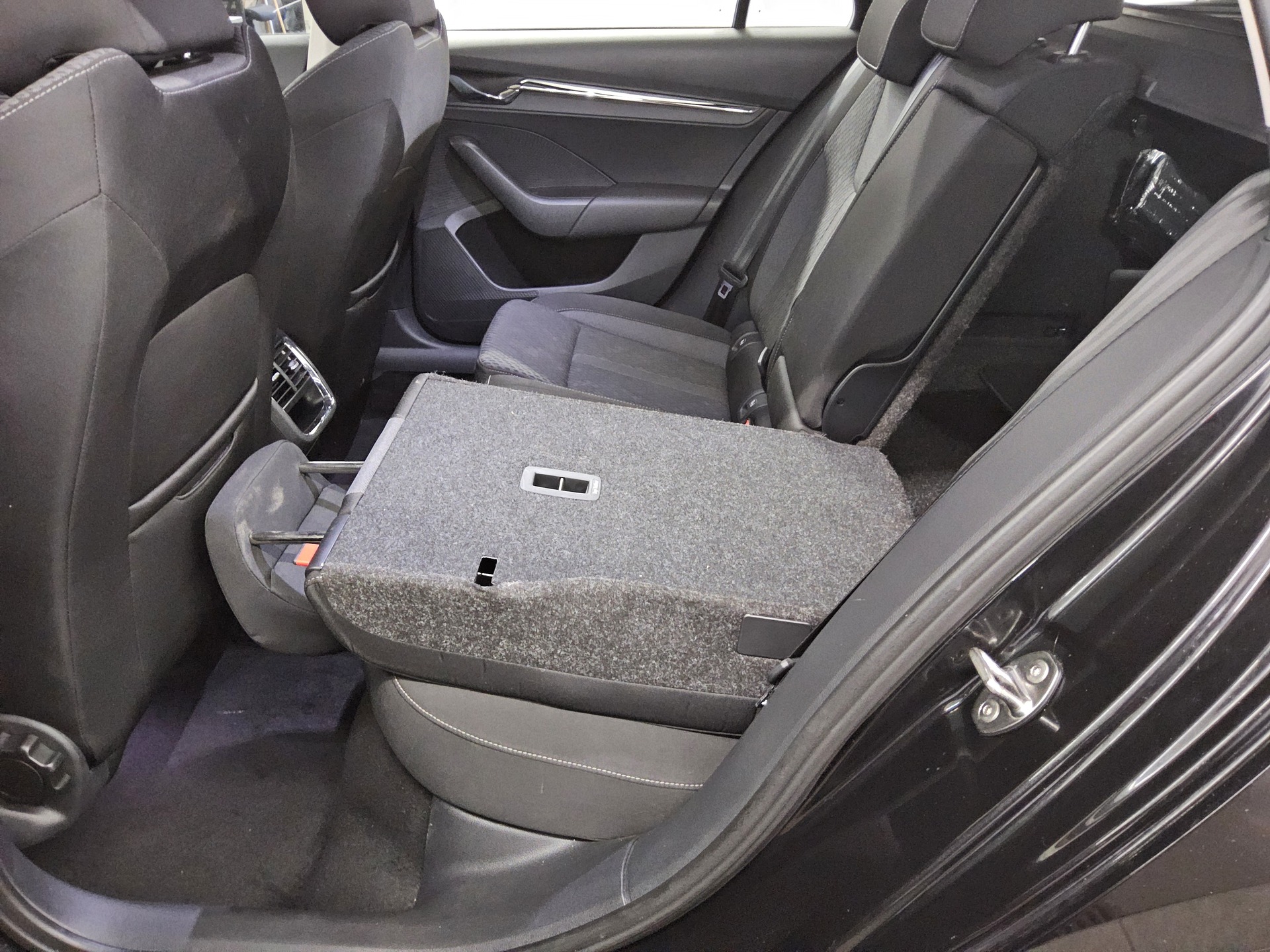 Skoda Octavia Kombi 2.0 TDI Style Navi LED vc HuD AHK 13