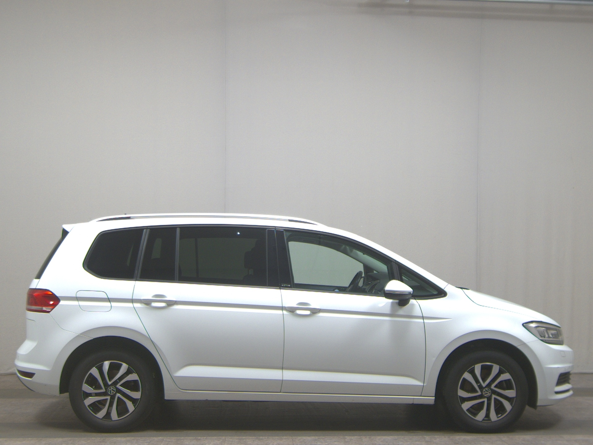 Volkswagen Touran 1.5 TSI Active 7-Sitze Navi LED Pano RFK