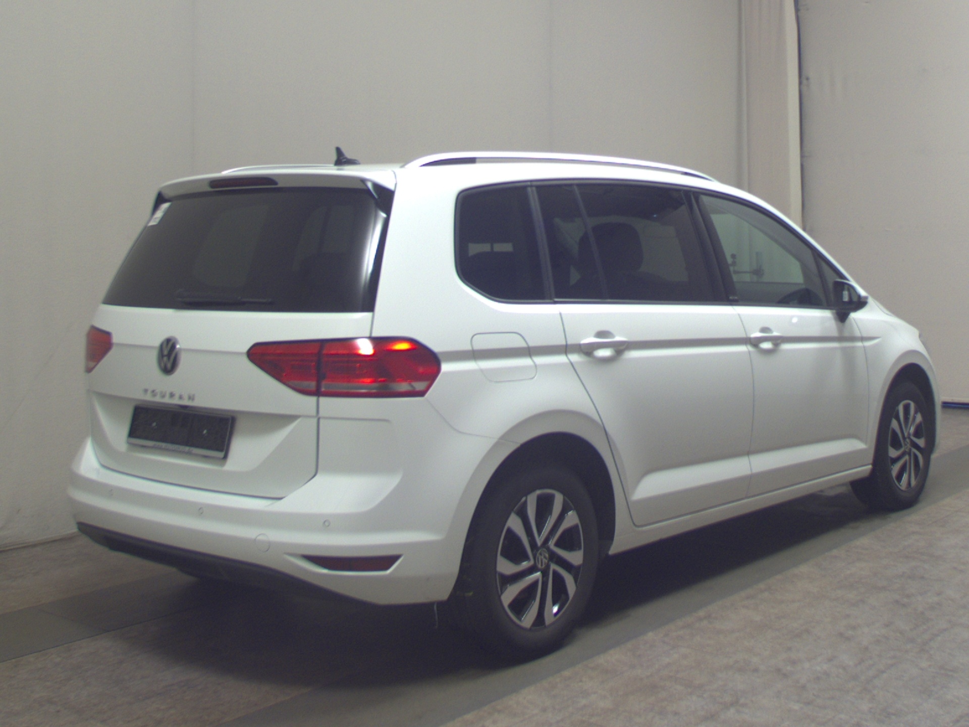 Volkswagen Touran 1.5 TSI Active 7-Sitze Navi LED Pano RFK 4