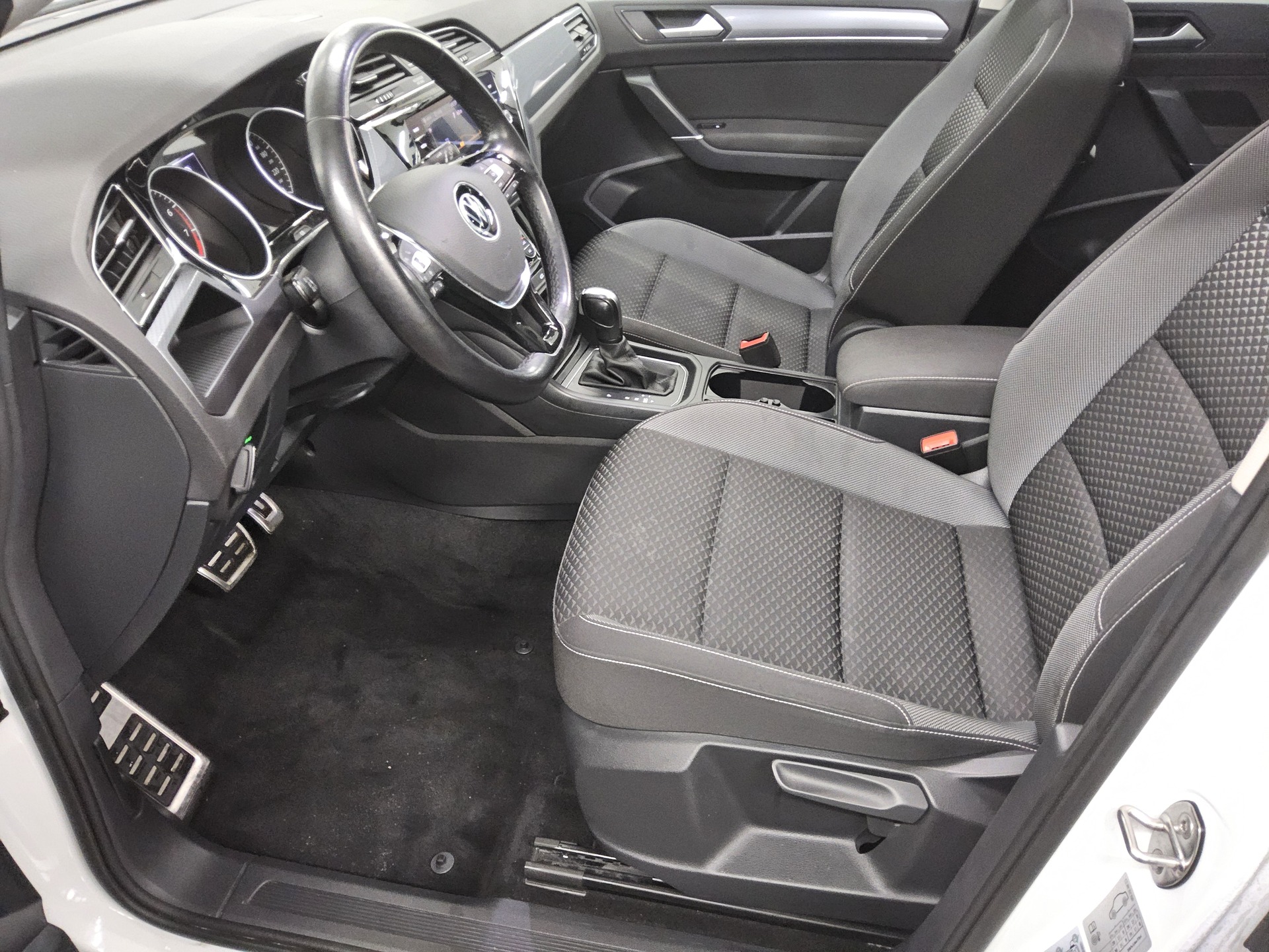 Volkswagen Touran 1.5 TSI Active 7-Sitze Navi LED Pano RFK 8