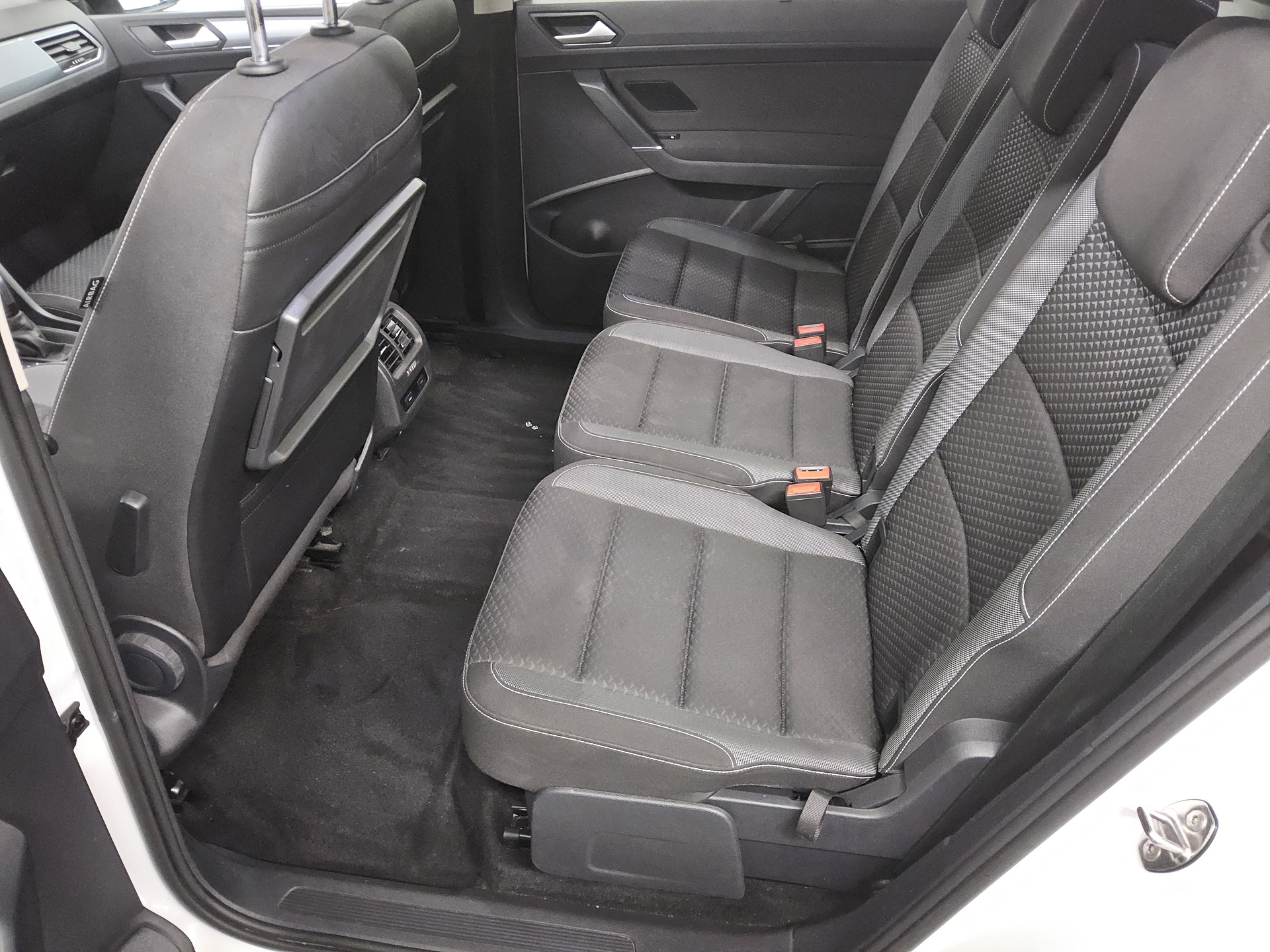 Volkswagen Touran 1.5 TSI Active 7-Sitze Navi LED Pano RFK 13