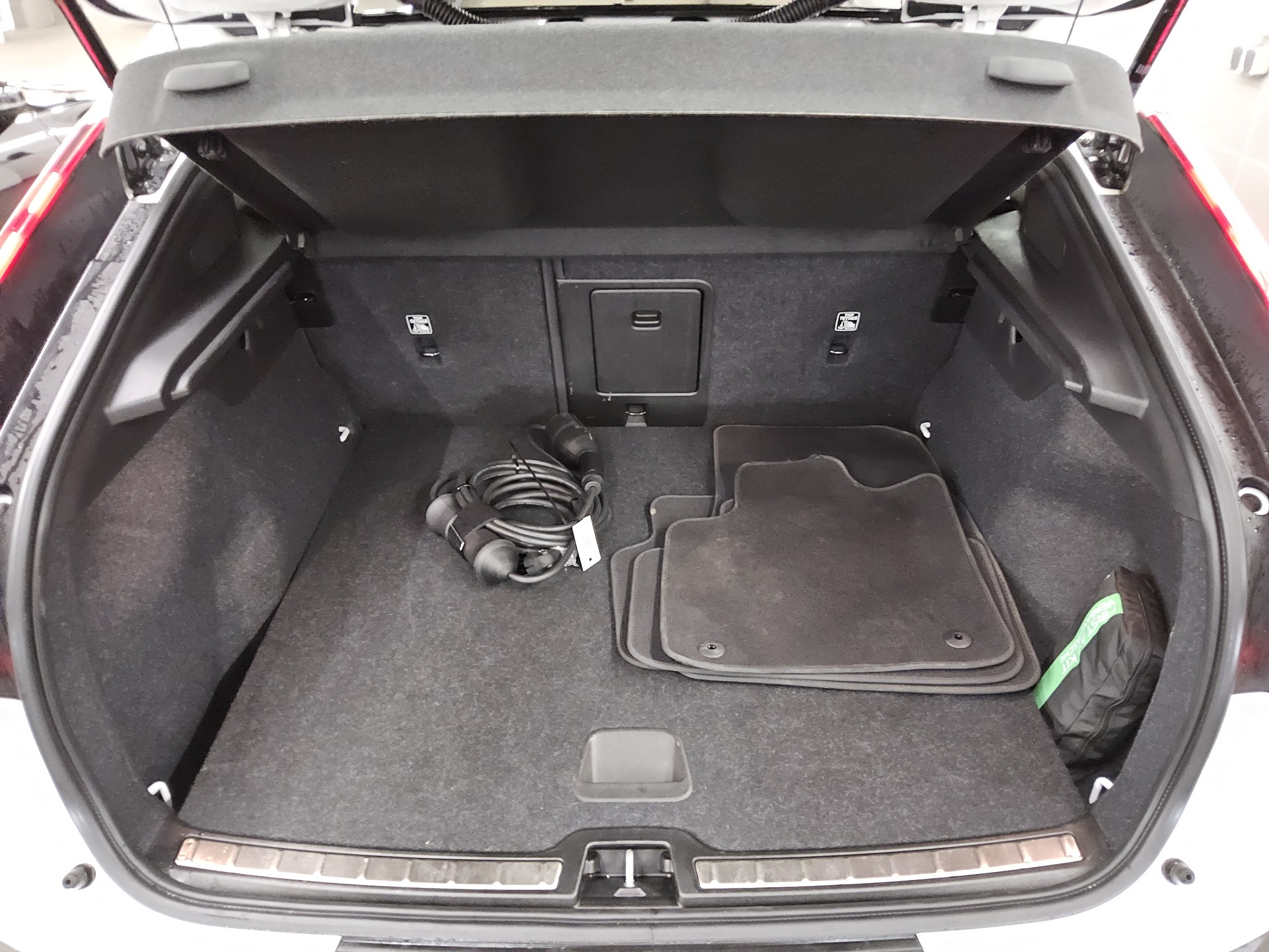 Volvo C40 Core Navi LED Pano RfK PDC BT Tempomat 12