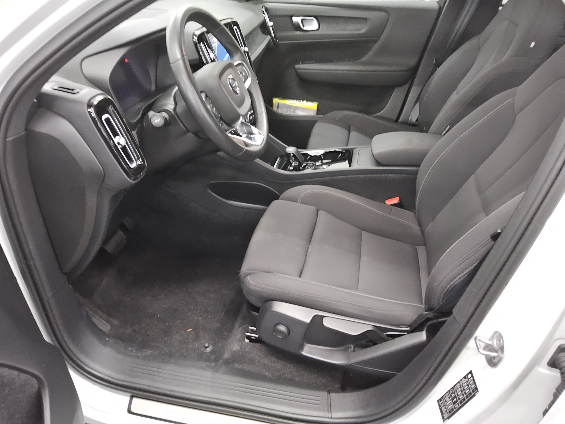 Volvo C40 Core Navi LED Pano RfK PDC BT Tempomat 9