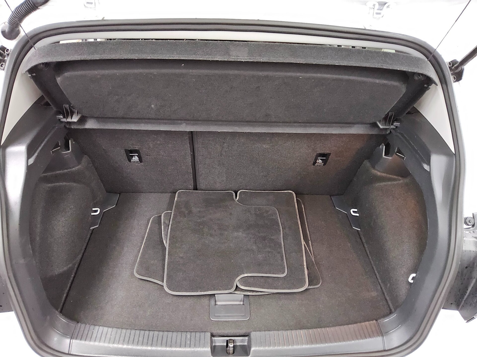 Volkswagen T-Cross 1.0 TSI Life Navi DC LED PDC Shz ACC 12