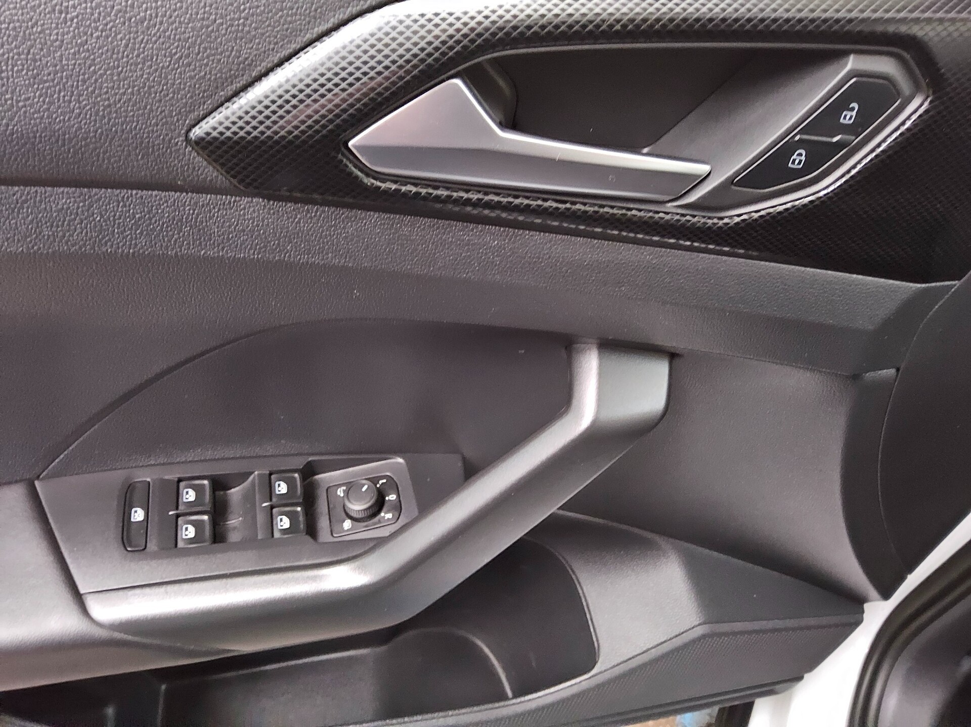 Volkswagen T-Cross 1.0 TSI Life Navi DC LED PDC Shz ACC 10