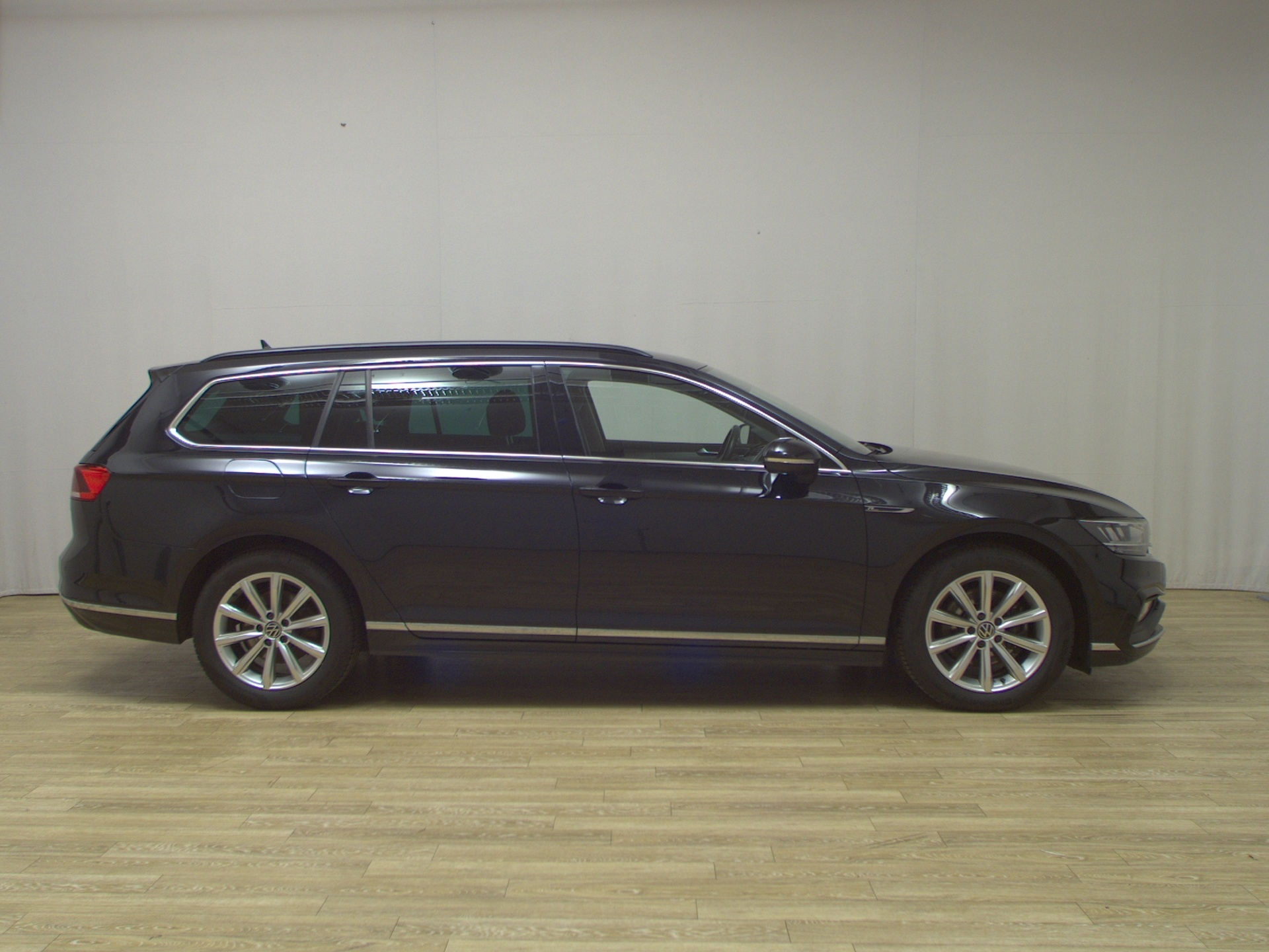 Volkswagen Passat Var. 2.0 TDI R-Line Navi LED RFK AHK