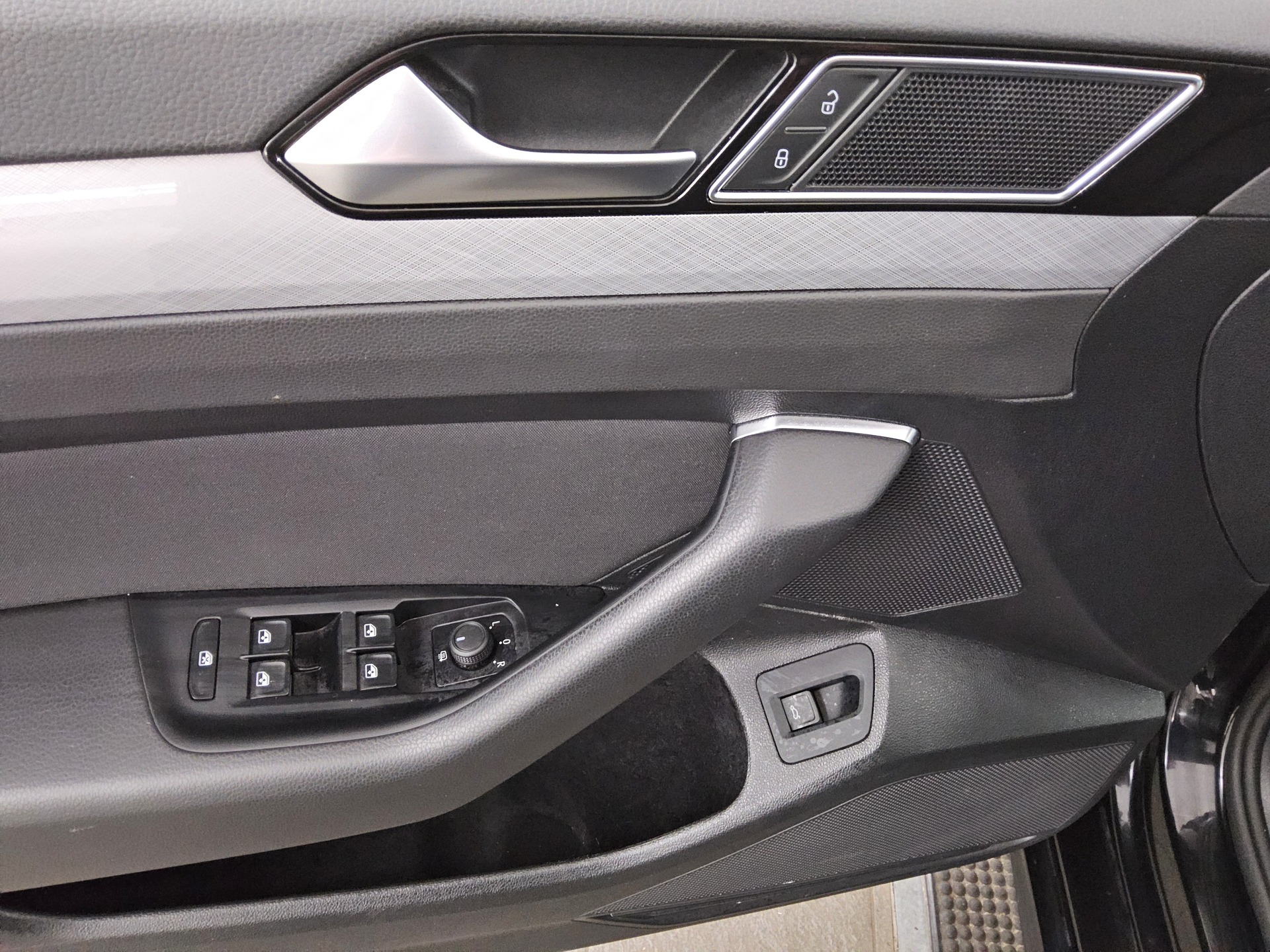 Volkswagen Passat Var. 2.0 TDI R-Line Navi LED RFK AHK 9