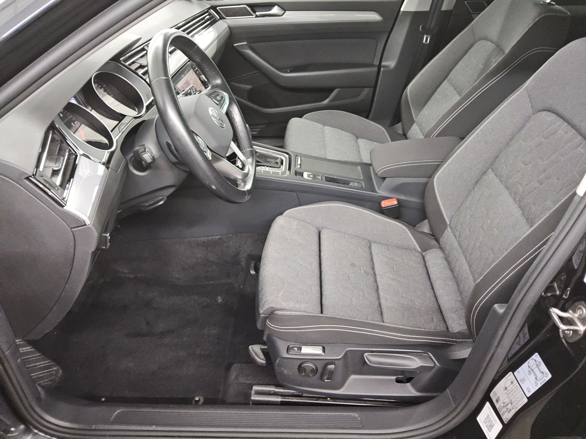 Volkswagen Passat Var. 2.0 TDI R-Line Navi LED RFK AHK 8