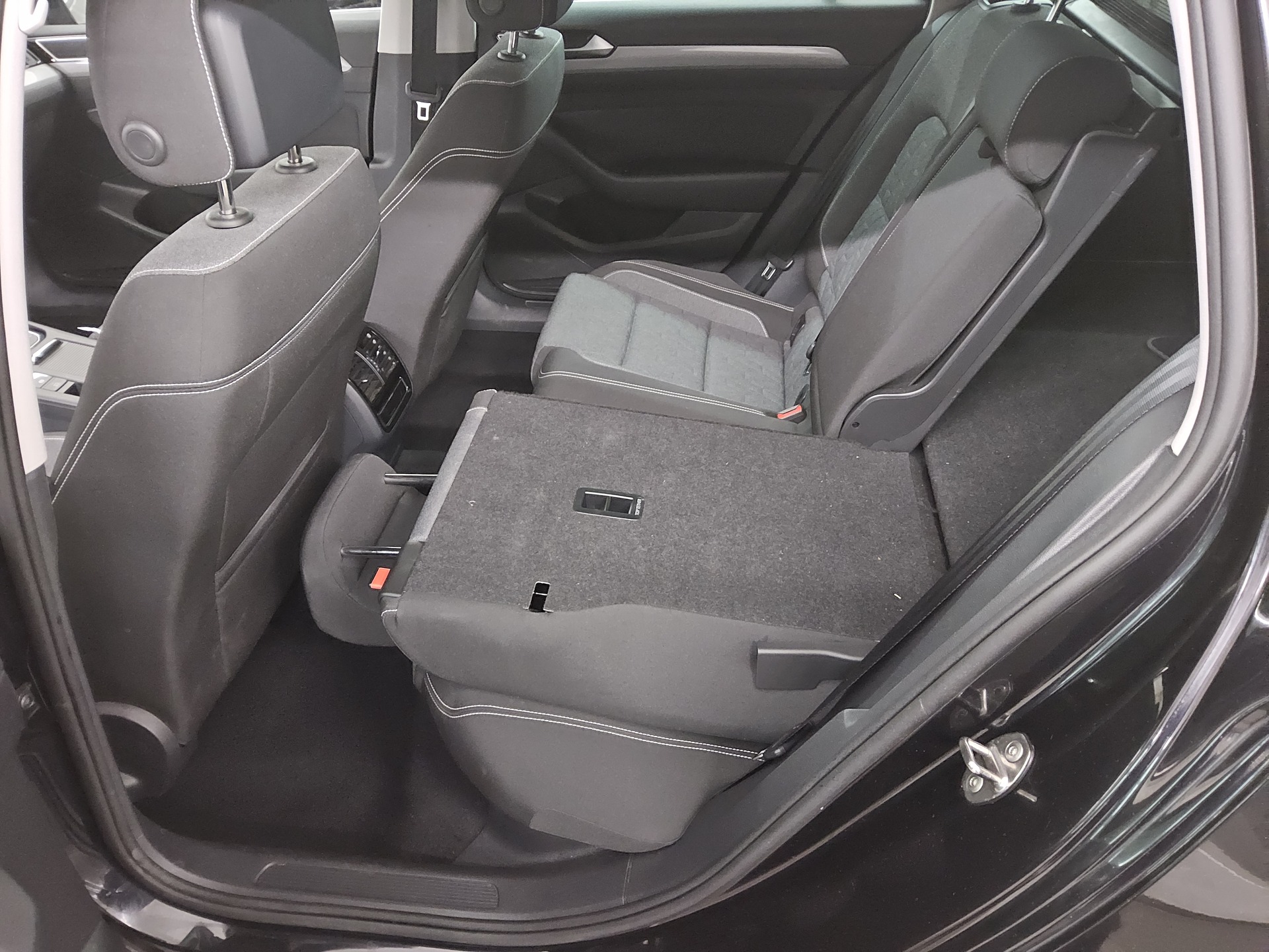 Volkswagen Passat Var. 2.0 TDI R-Line Navi LED RFK AHK 13