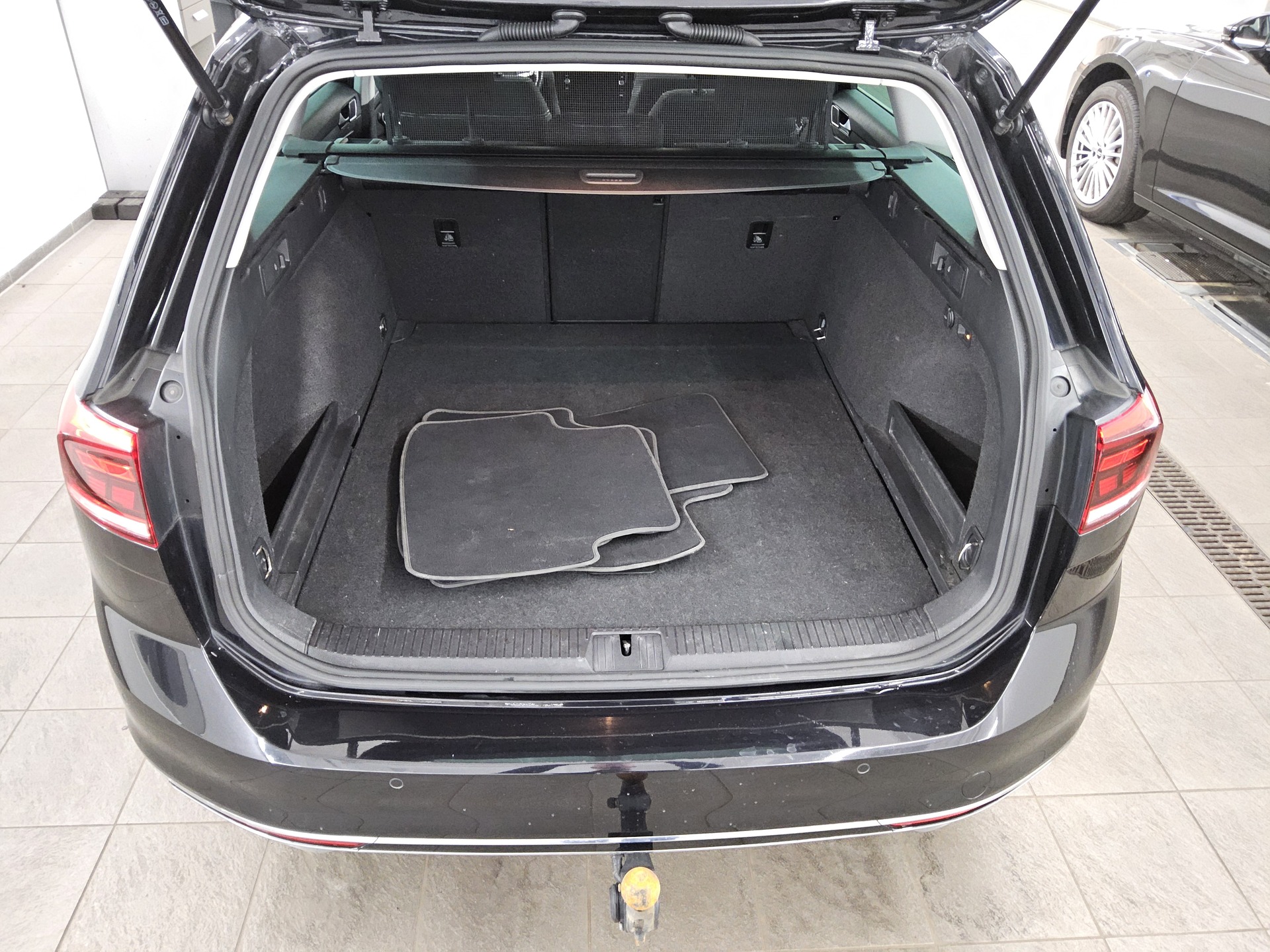 Volkswagen Passat Var. 2.0 TDI R-Line Navi LED RFK AHK 12