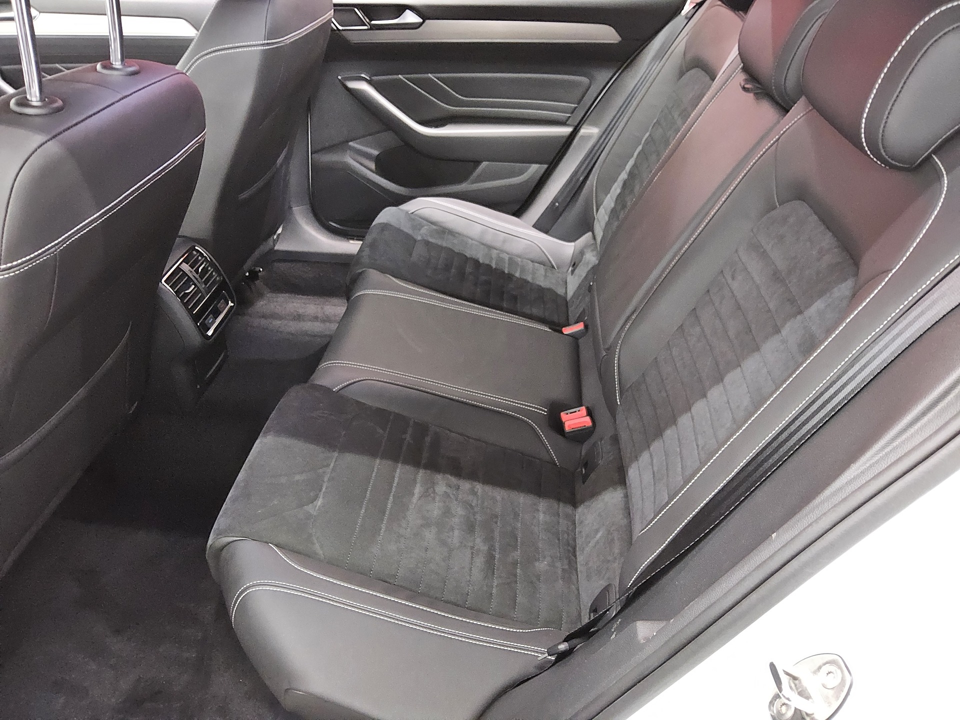 Volkswagen Passat Var. 2.0 TDI Elegance Navi Matrix AID RfK 13