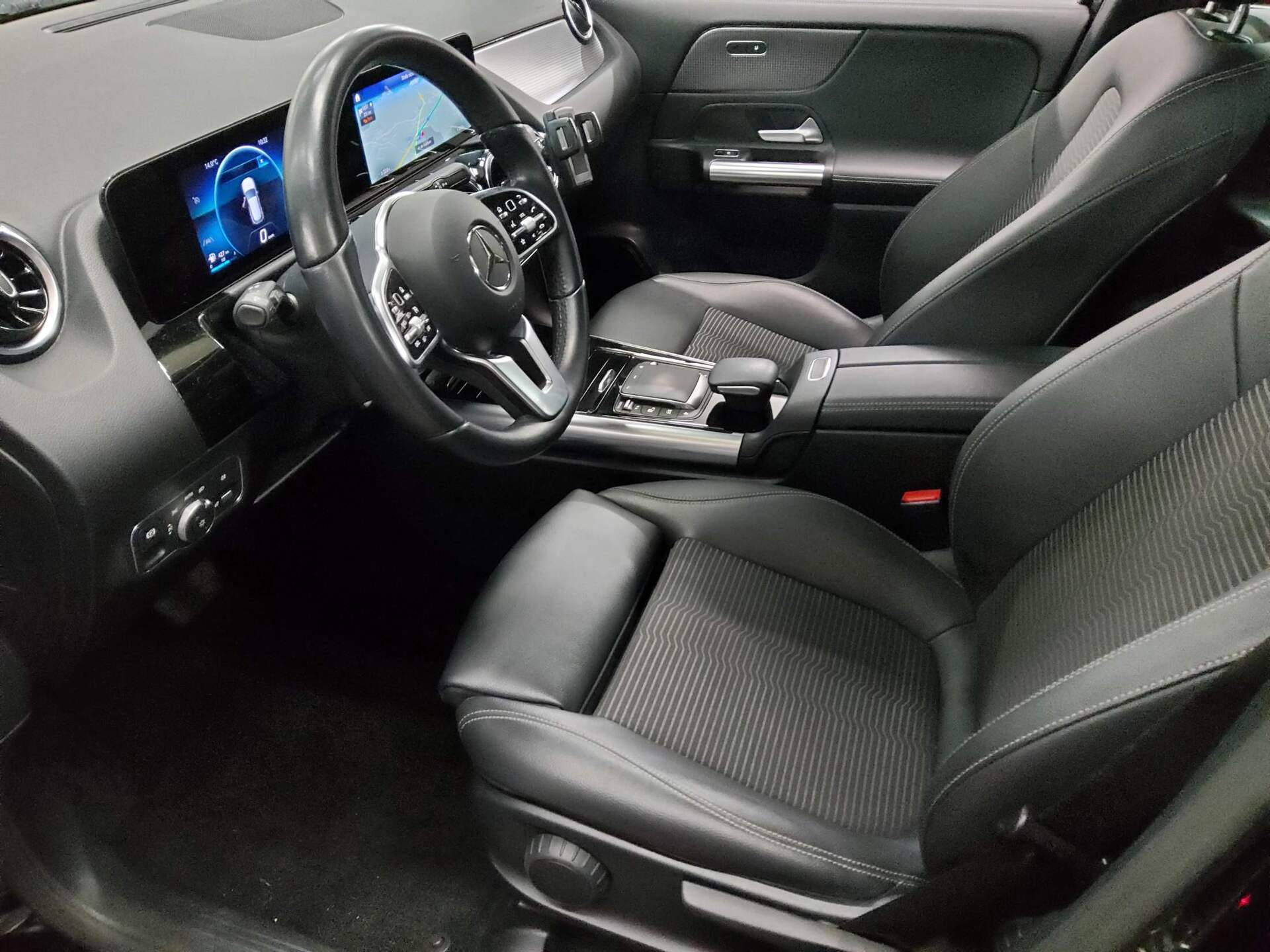 Mercedes-Benz GLA 220 d Progressive T-Leder Navi LED RKF AHK 9