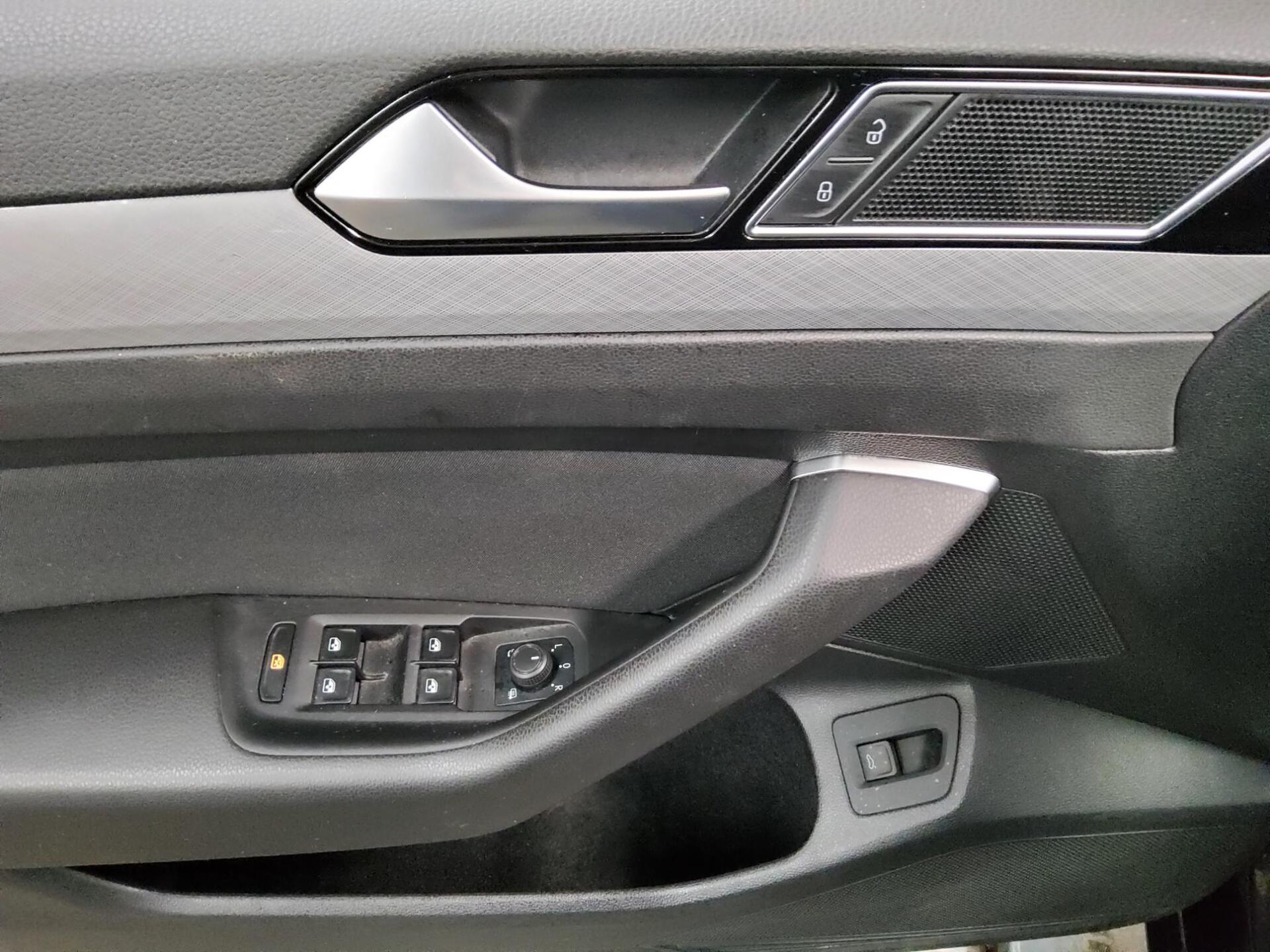 Volkswagen Passat Var. 2.0 TDI Business Navi LED AHK ACC 9