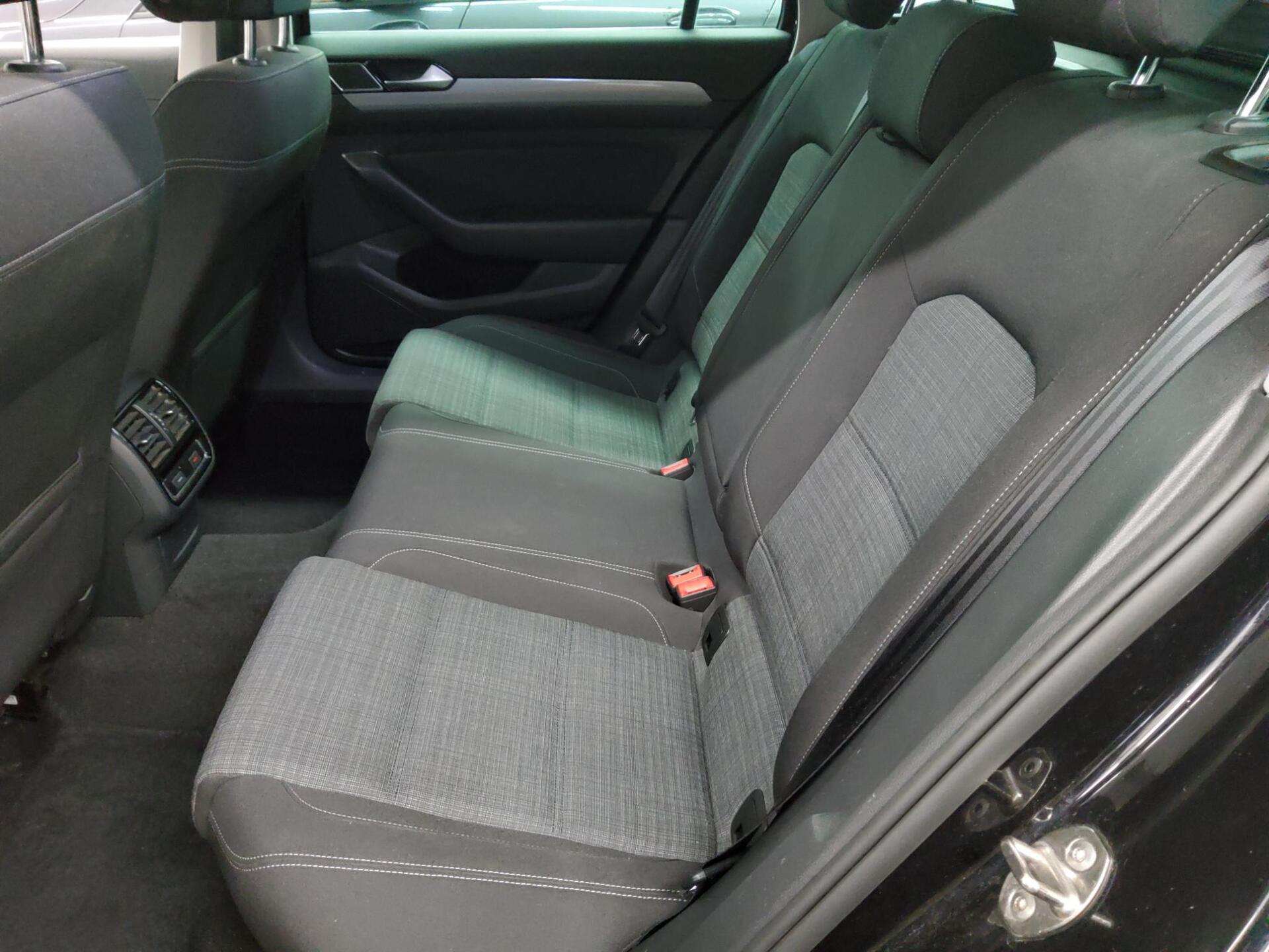 Volkswagen Passat Var. 2.0 TDI Business Navi LED AHK ACC 13