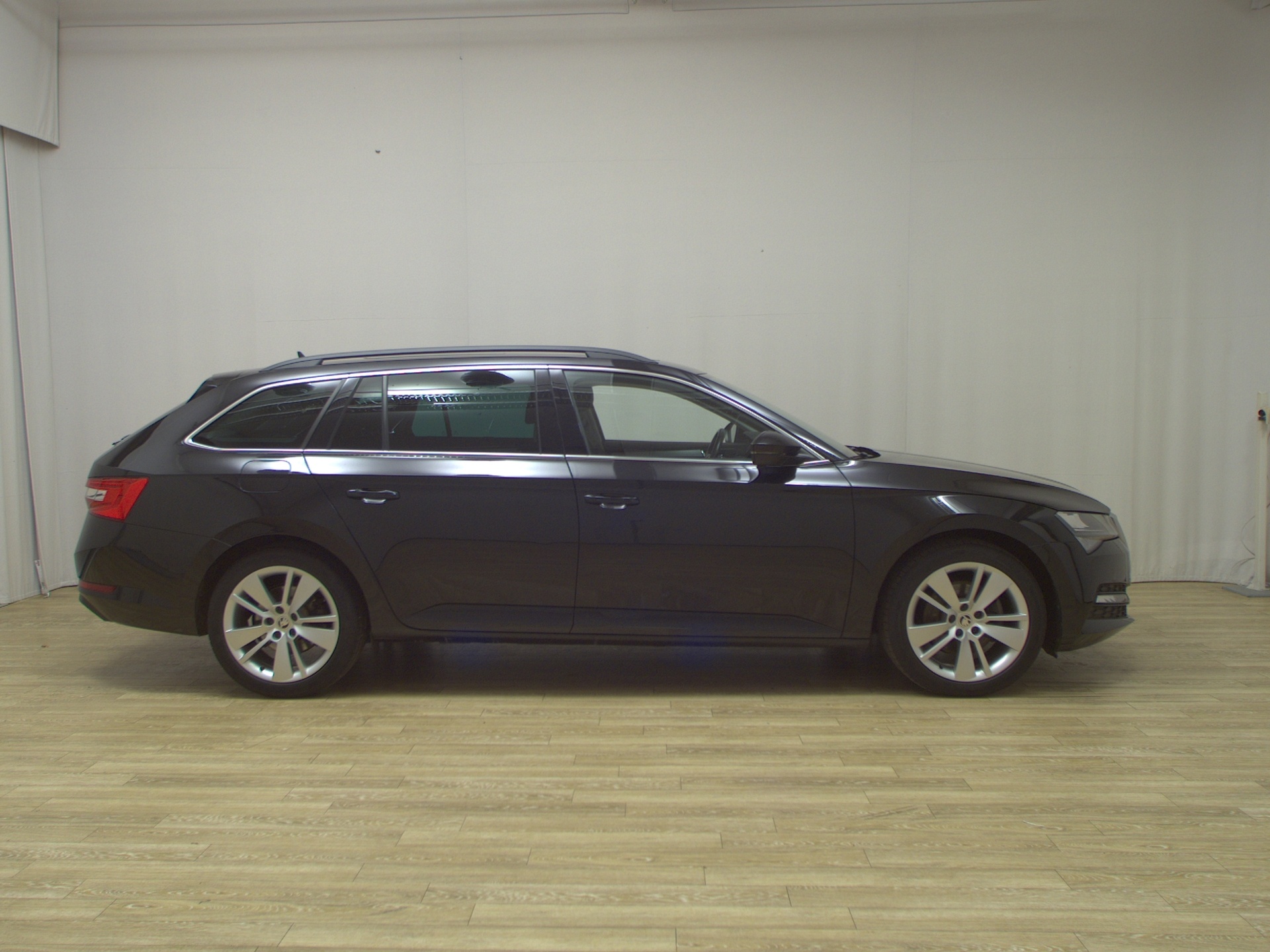 Skoda Superb Kombi 2.0 TDI Ambition Navi LED Pano vc