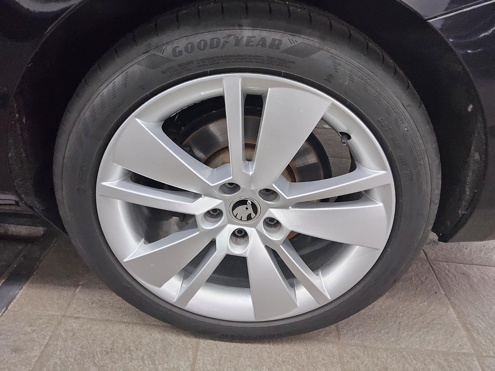 Skoda Superb Kombi 2.0 TDI Ambition Navi LED Pano vc 12