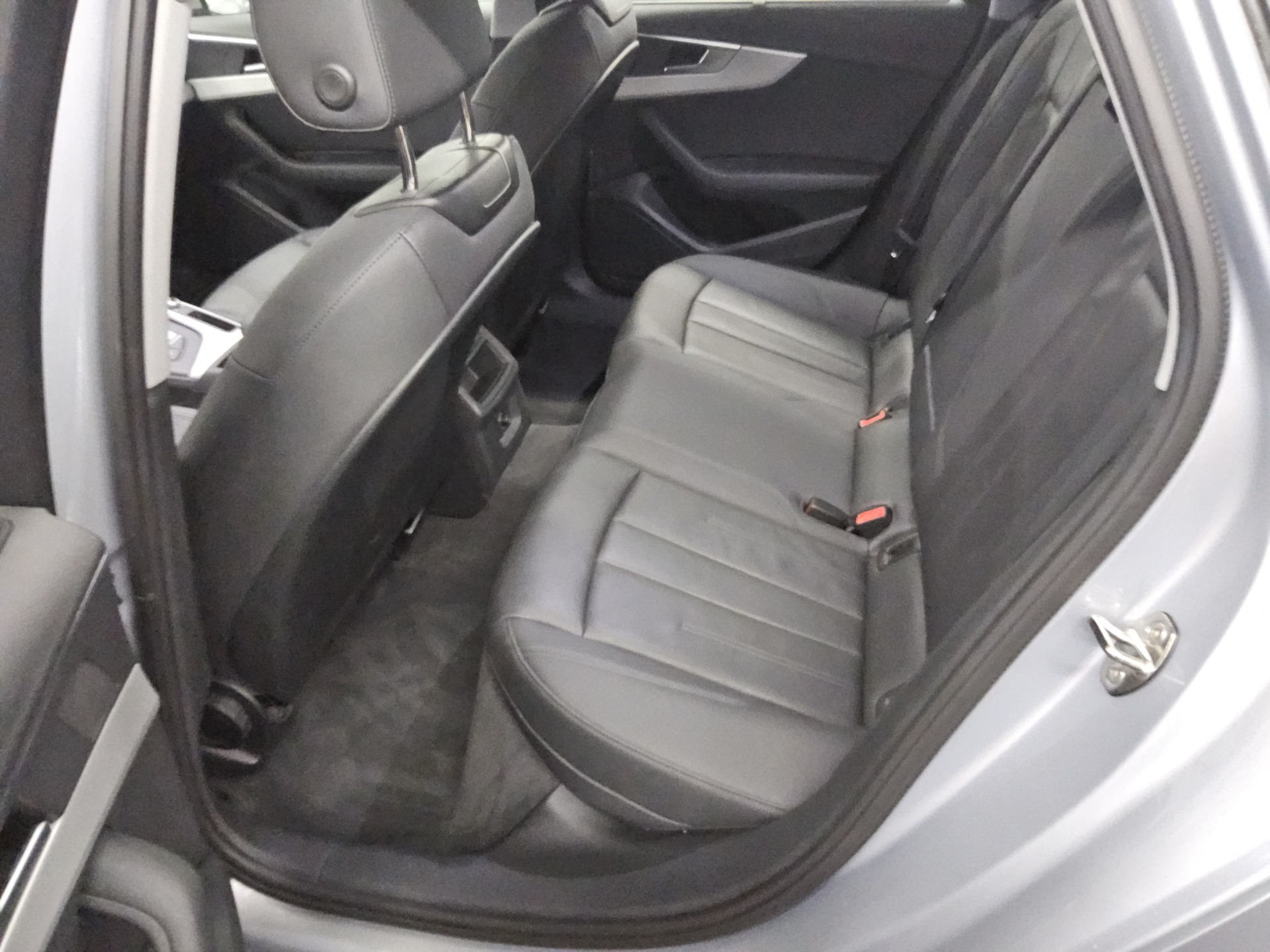 Audi A4 Avant 40 TDI Leder Navi LED PDC Shz Tempomat 12