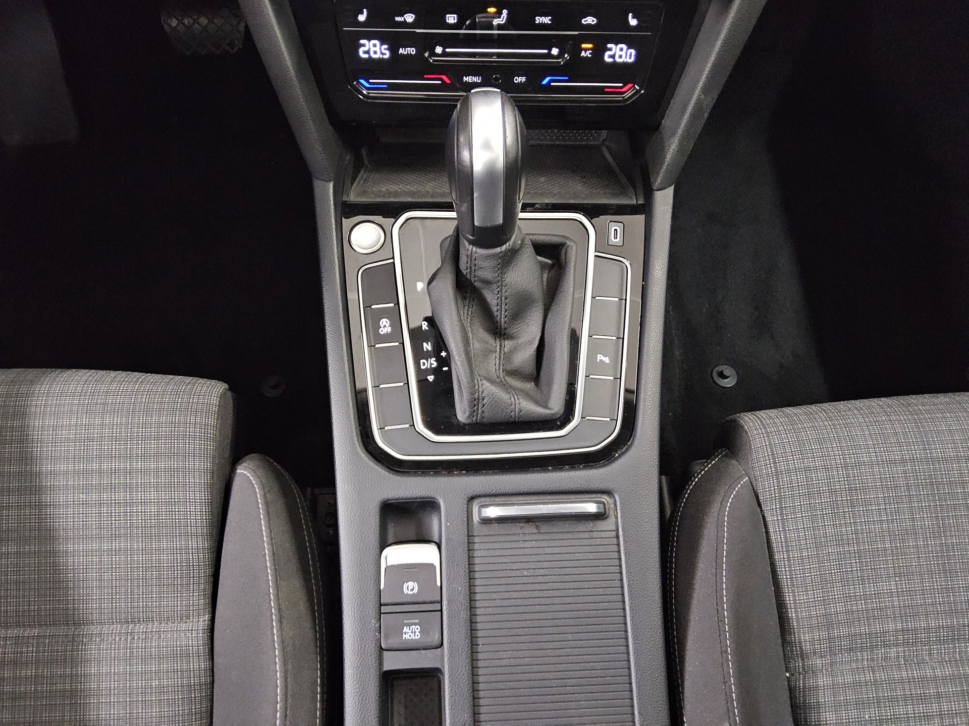 Volkswagen Passat Var. 2.0 TDI Business Navi AID Pano RFK 6