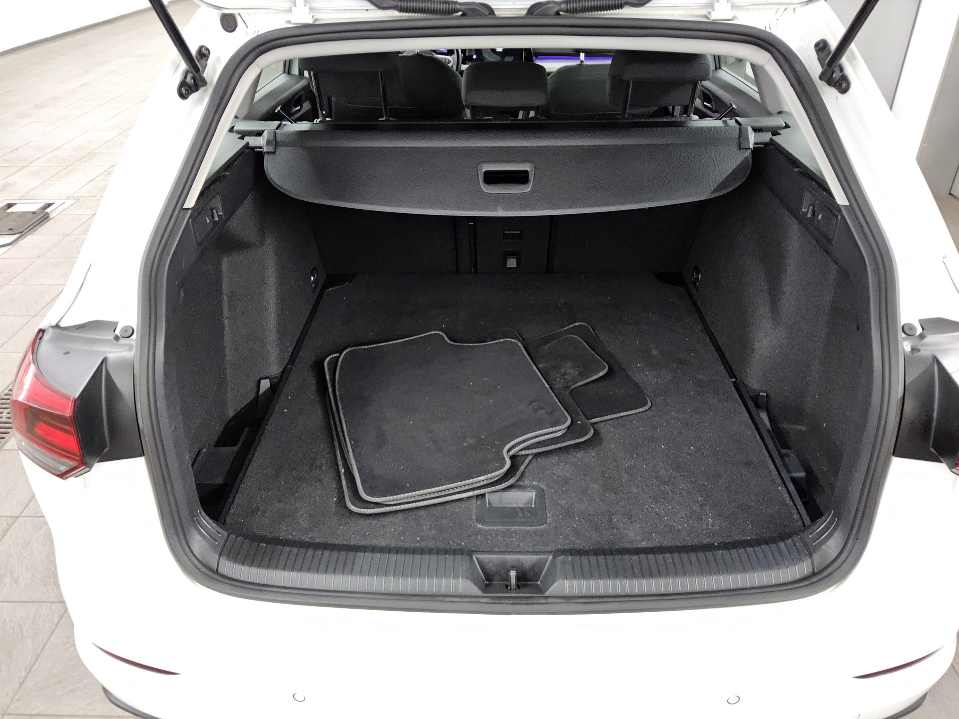 Volkswagen Golf-8 Var. 2.0 TDI Life Navi LED AID ACC Shz 12