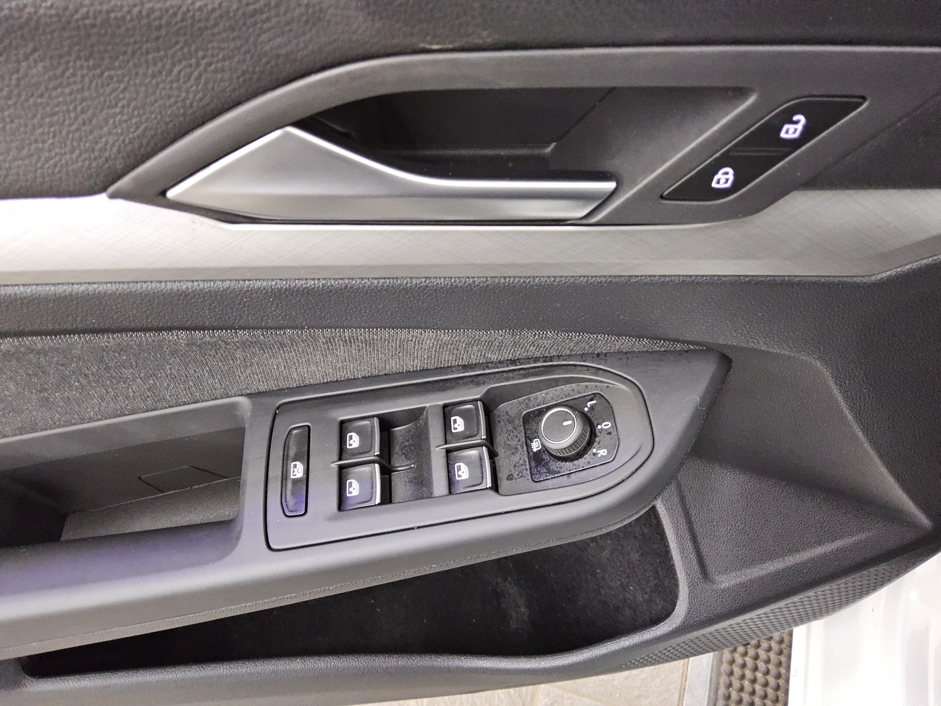 Volkswagen Golf-8 Var. 2.0 TDI Life Navi LED AID ACC Shz 10