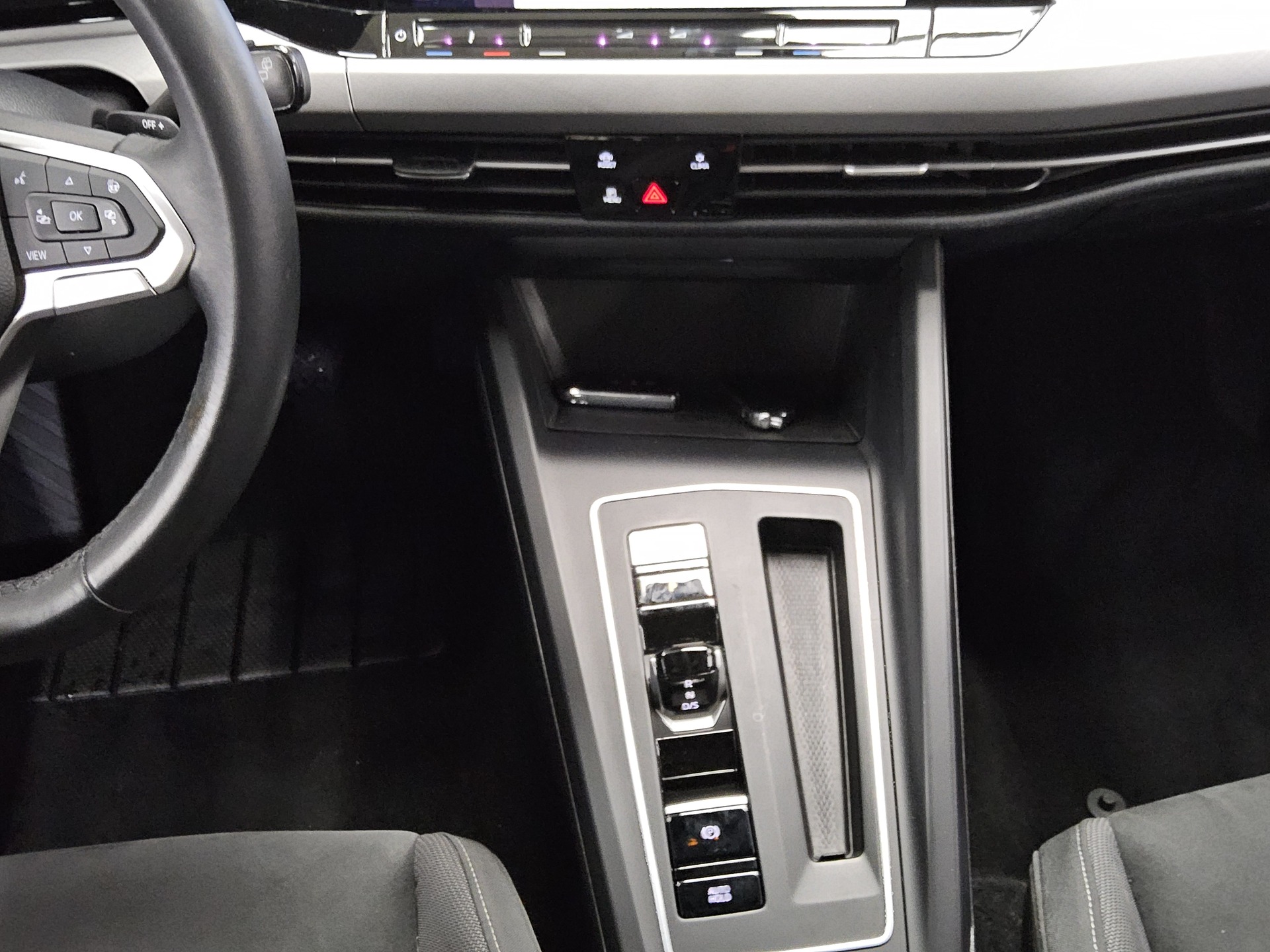 Volkswagen Golf-8 2.0 TDI Life Navi LED AID ACC PDC Shz 6