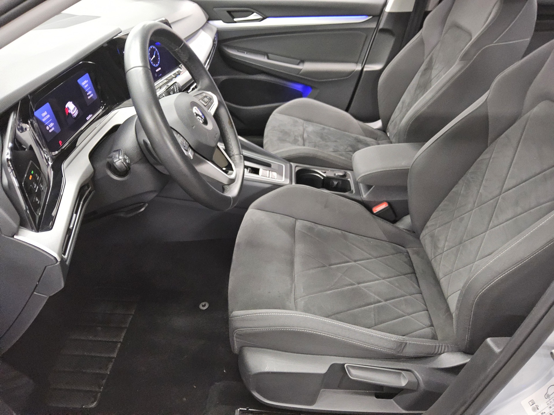 Volkswagen Golf-8 2.0 TDI Life Navi LED AID ACC PDC Shz 9