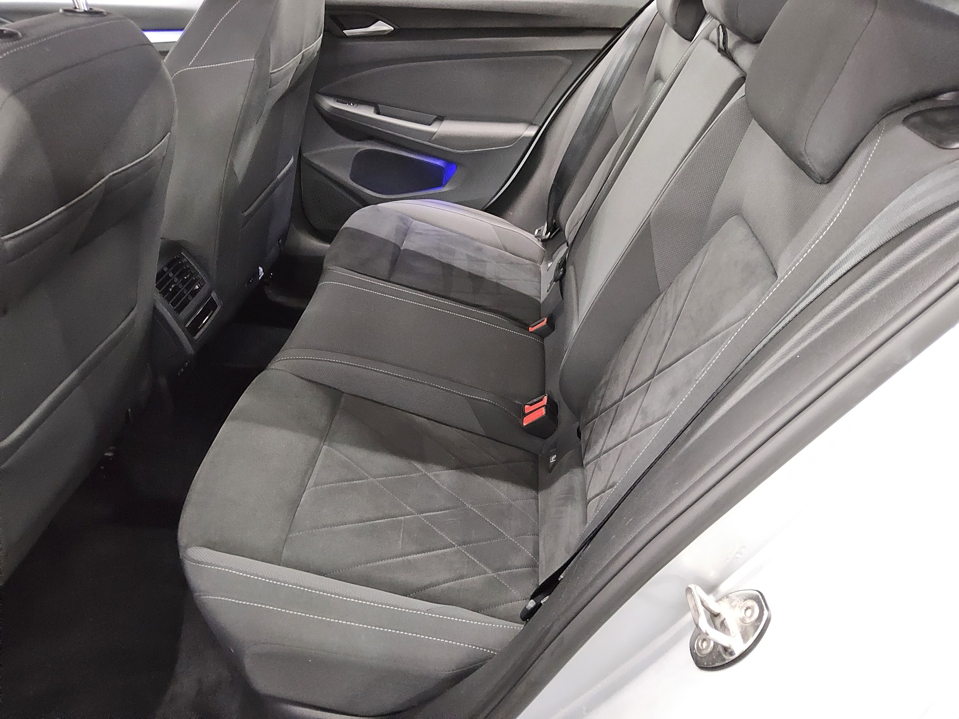 Volkswagen Golf-8 2.0 TDI Life Navi LED AID ACC PDC Shz 13