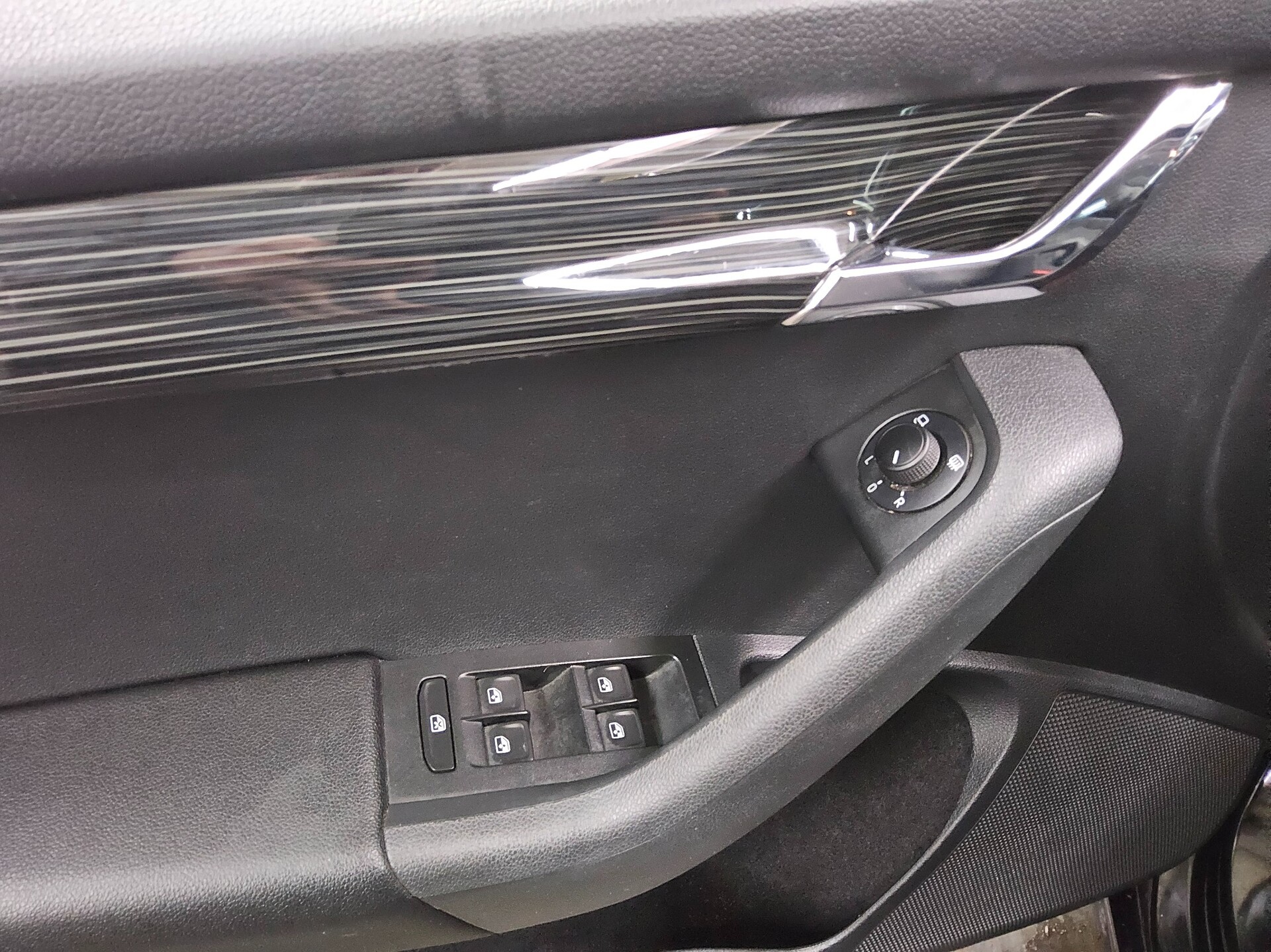 Skoda Octavia Kombi 2.0 TDI Style Navi Shz PDC AHK 9