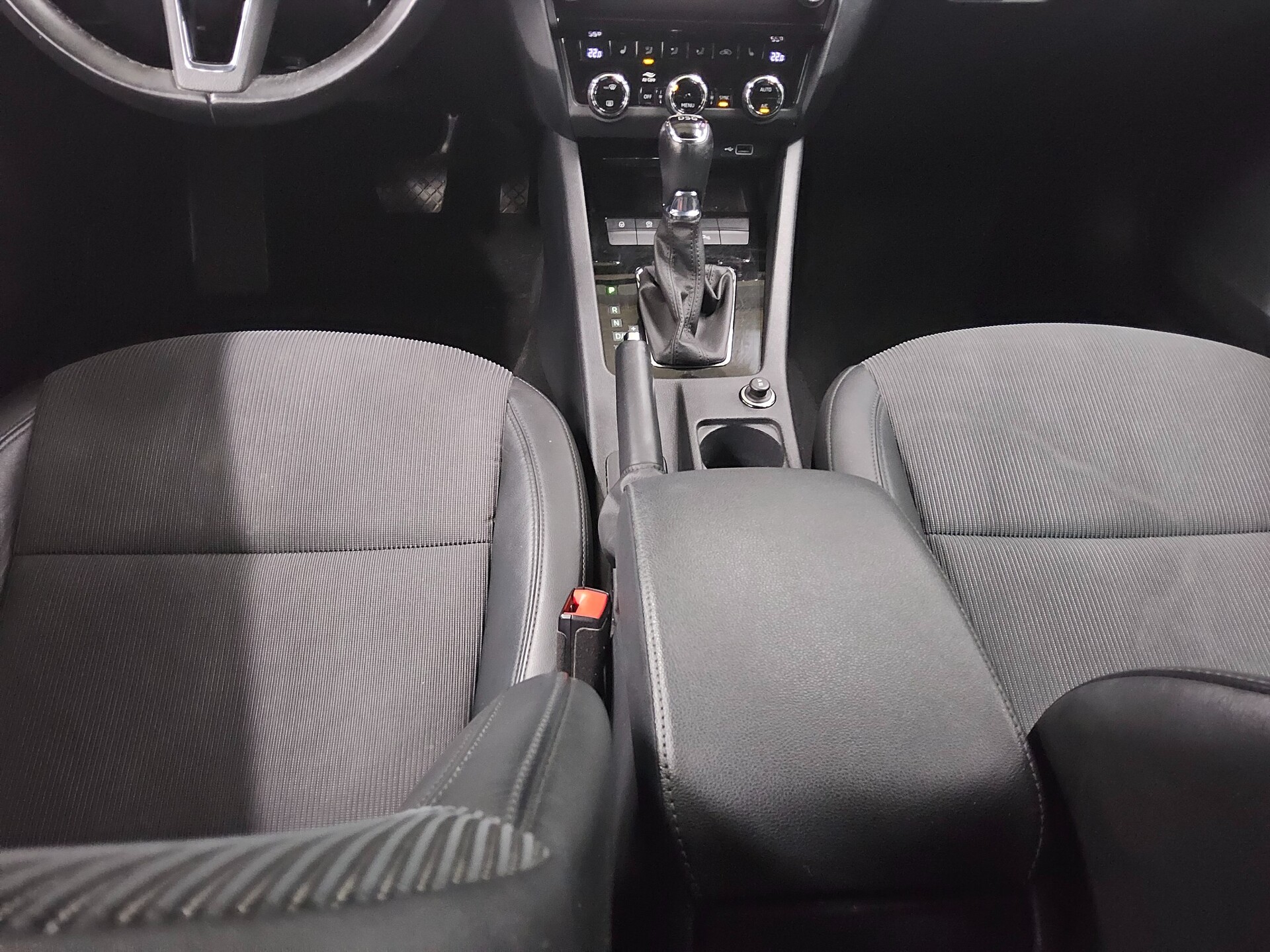 Skoda Octavia Kombi 2.0 TDI Style Navi Shz PDC AHK 6