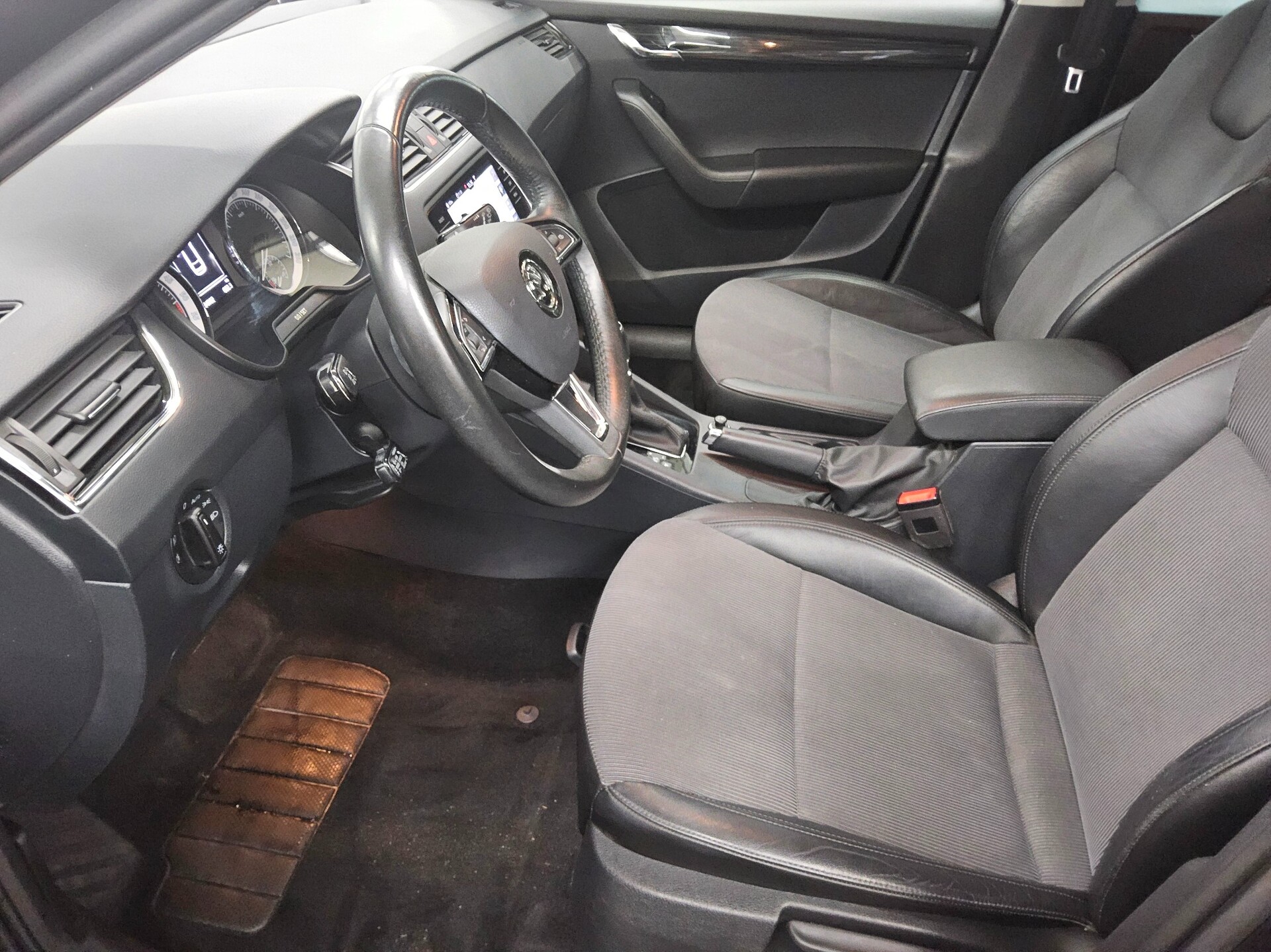 Skoda Octavia Kombi 2.0 TDI Style Navi Shz PDC AHK 8