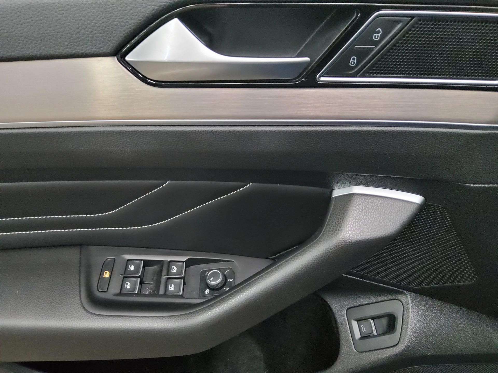 Volkswagen Passat Var. 2.0 TDI R-Line T-Leder Navi IQ.Light 9