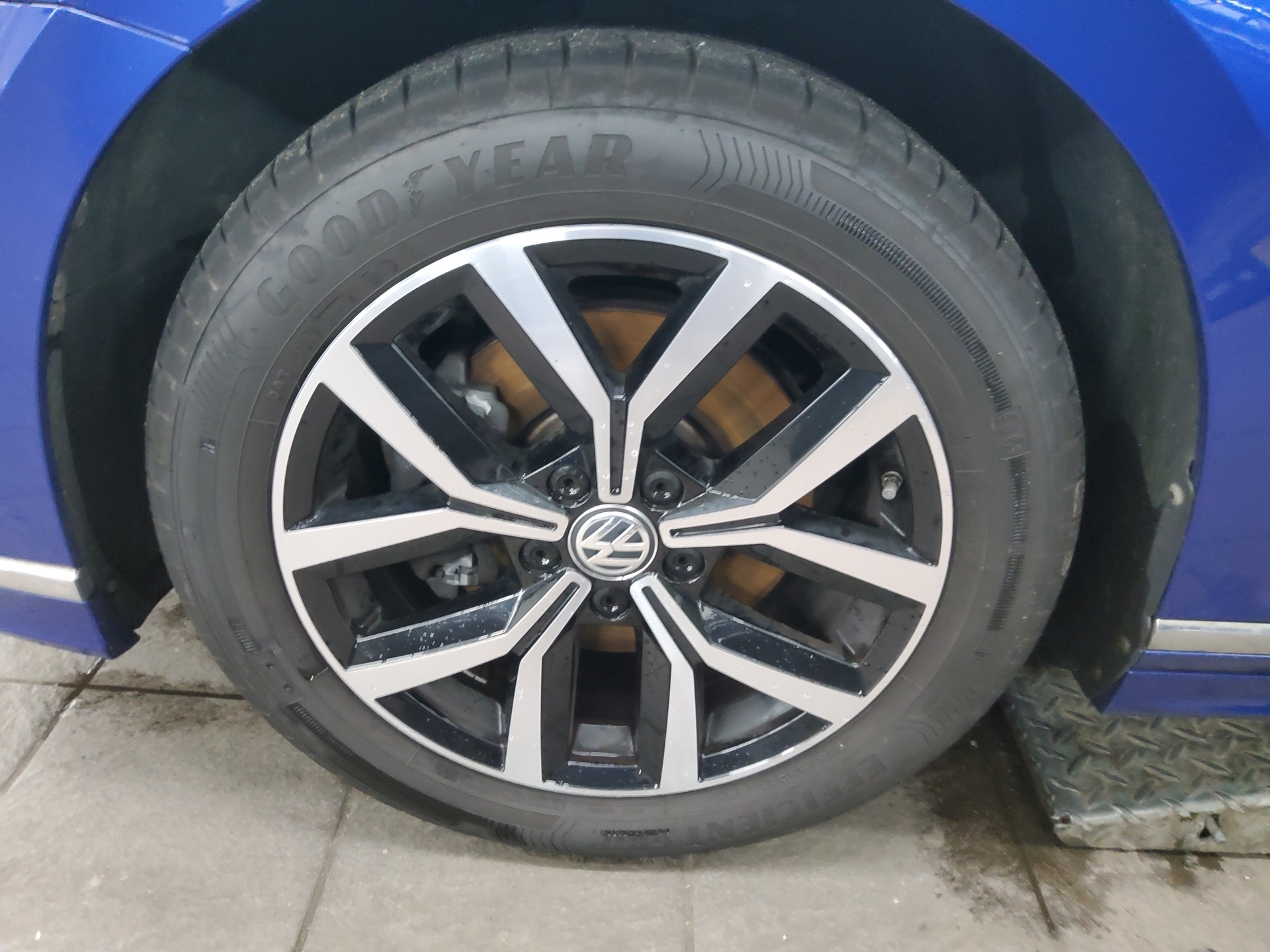 Volkswagen Passat Var. 2.0 TDI R-Line T-Leder Navi IQ.Light 10